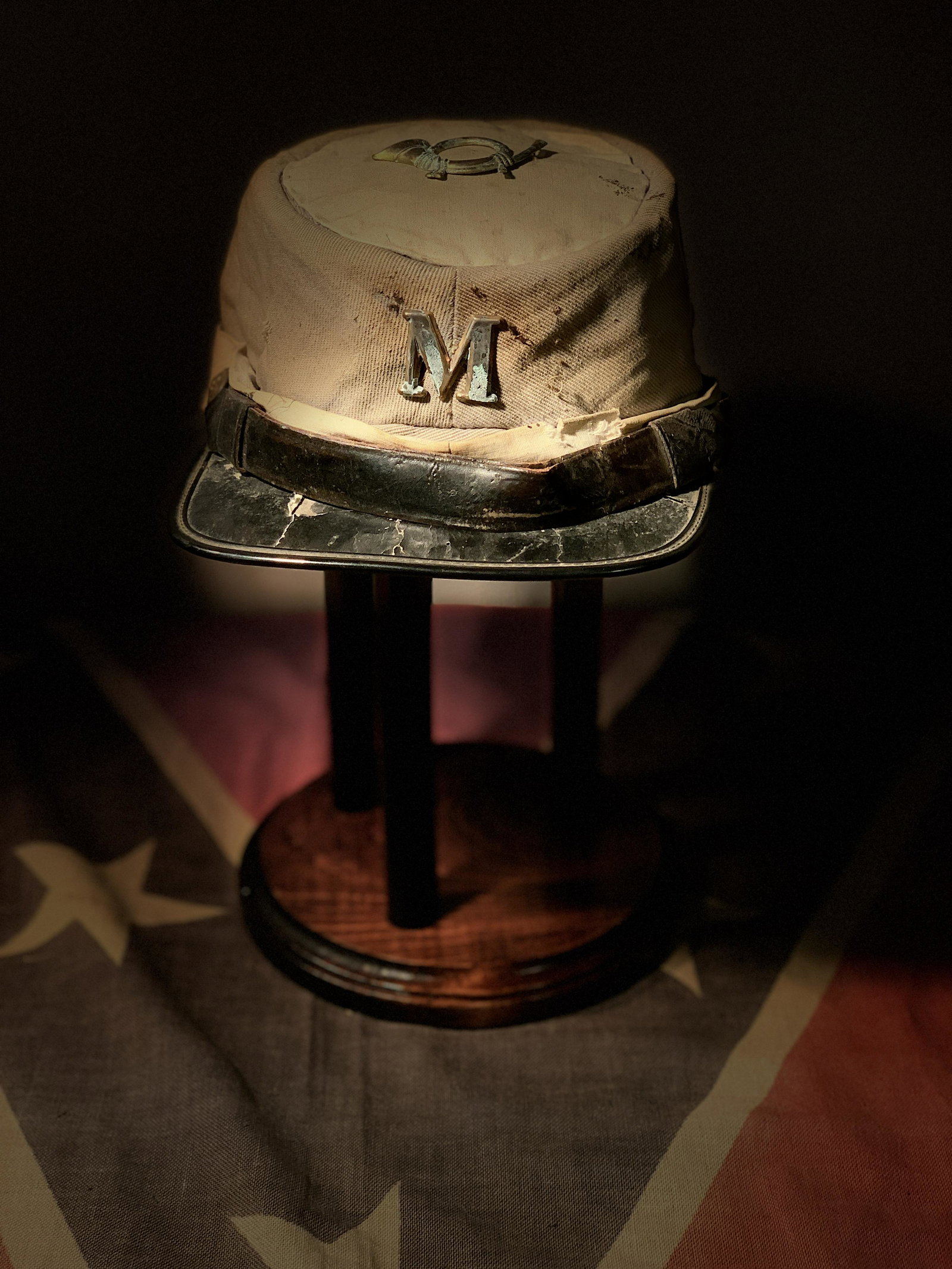 RARE CIVIL WAR CONFEDERATE INFANTRY OFFICERS KEPI HAT: RARE CIVIL WAR CONFEDERATE INFANTRY OFFICERS KEPI HAT OR CAP. IN MINT OVERALL SHAPE AND CONDITION WITH A BEAUTIFUL OVERALL PATINA. THIS KEPI HAS A GREAT LOOK TO IT WITH AN EXCELLENT OVERALL EYE APPEAL