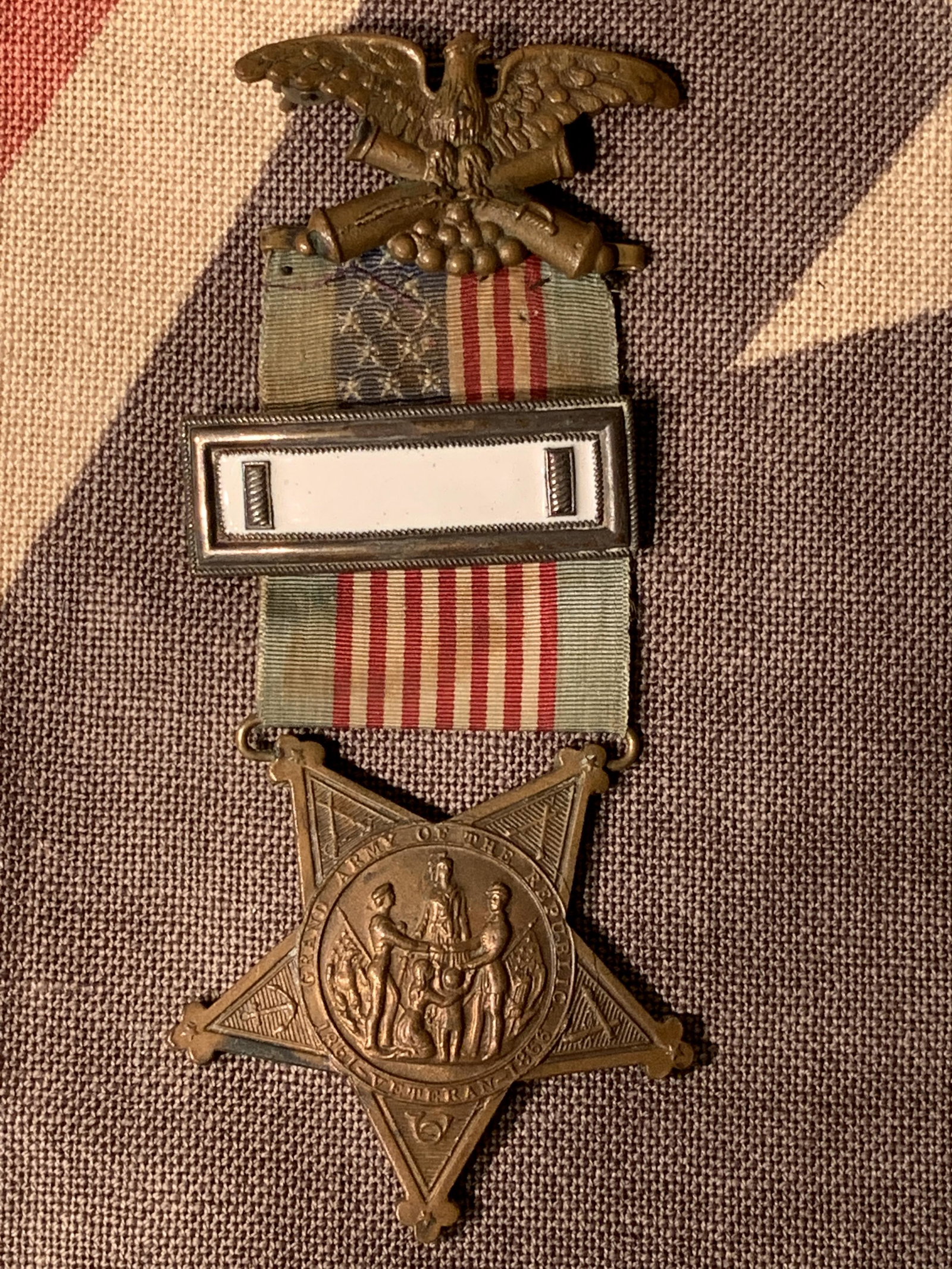 RARE CIVIL WAR CONFEDERATE GAR VETERANS RIBBON BADGE: RARE CIVIL WAR CONFEDERATE GAR VETERANS RIBBON BADGE. IN MINT OVERALL SHAPE AND CONDITION. A GREAT FIND AND AN EXCELLENT ADDITION TO YOUR COLLECTION.