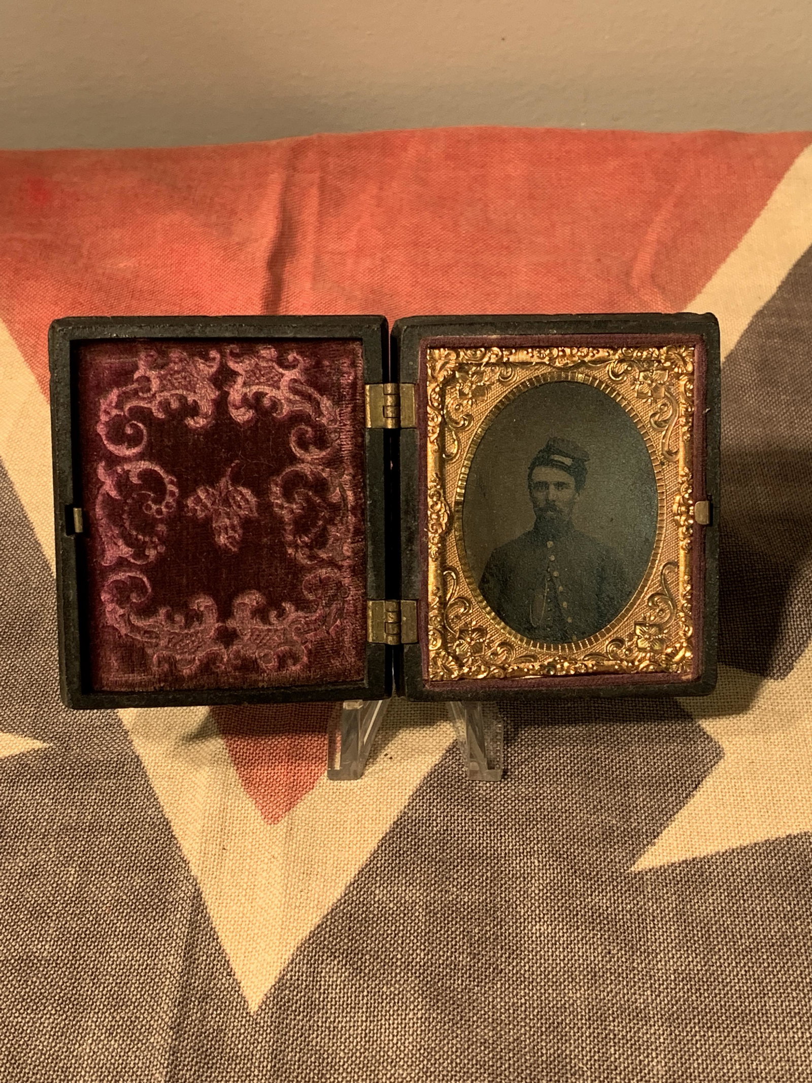 FRAMED CIVIL WAR CDV OF CONFEDERATE SOLDIER W/UNIFORM: FRAMED CIVIL WAR CDV OF CONFEDERATE SOLDIER W/UNIFORM. PLEASE VIEW ALL DETAILED PICTURES. A GREAT FIND AND AN EXCELLENT ADDITION TO YOUR COLLECTION.