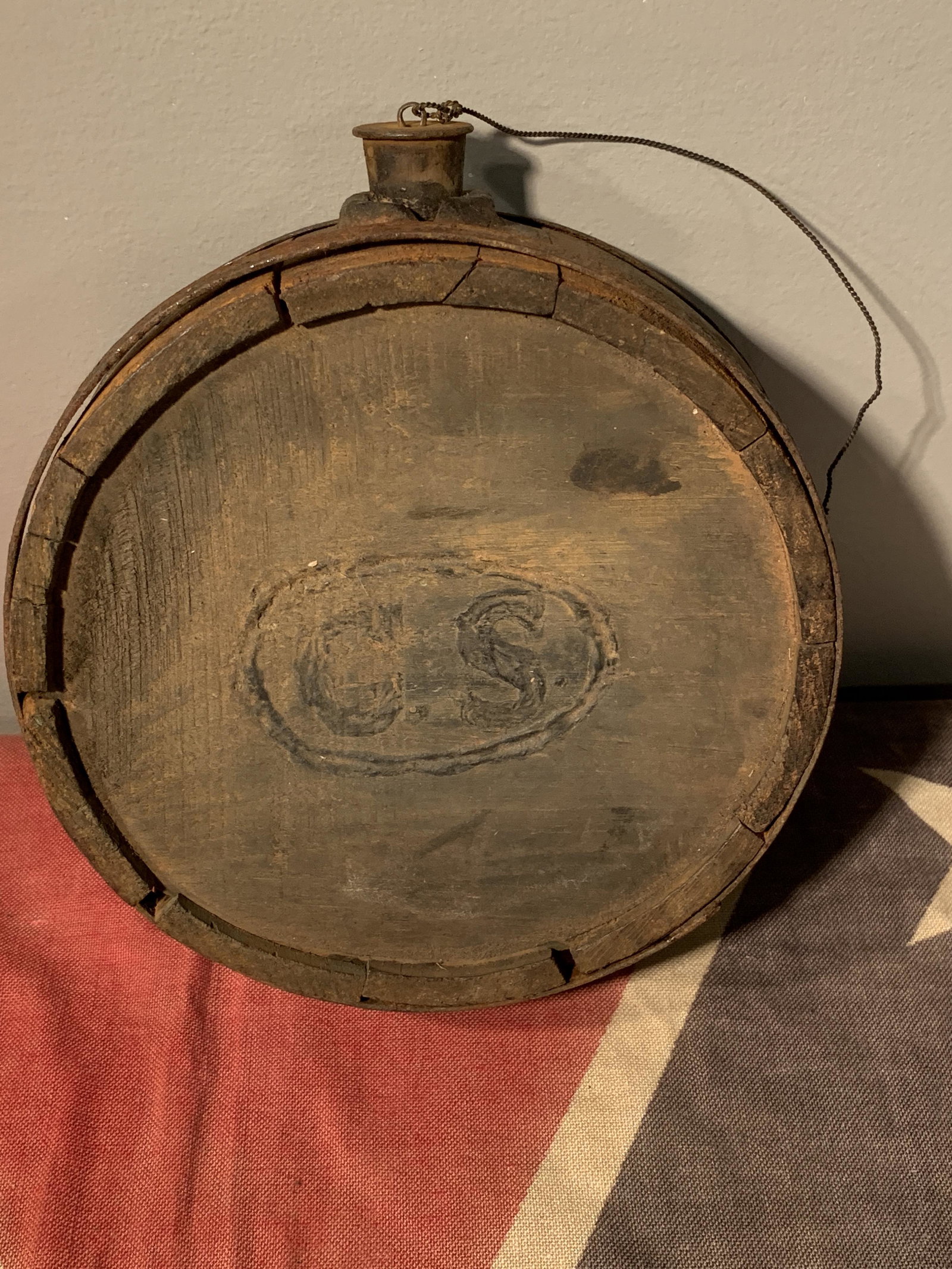 RARE CIVIL WAR CONFEDERATE C.S. WOODEN CANTEEN: RARE CIVIL WAR CONFEDERATE C.S. WOODEN CANTEEN. IN EXCELLENT OVERALL SHAPE AND CONDITION WITH A BEAUTIFUL OVERALL PATINA. WAS FOUND NEAR GETTYSBURG, PA IN AN ATTIC OF A HOUSE. IT IS COMPLETE - VIEW PI