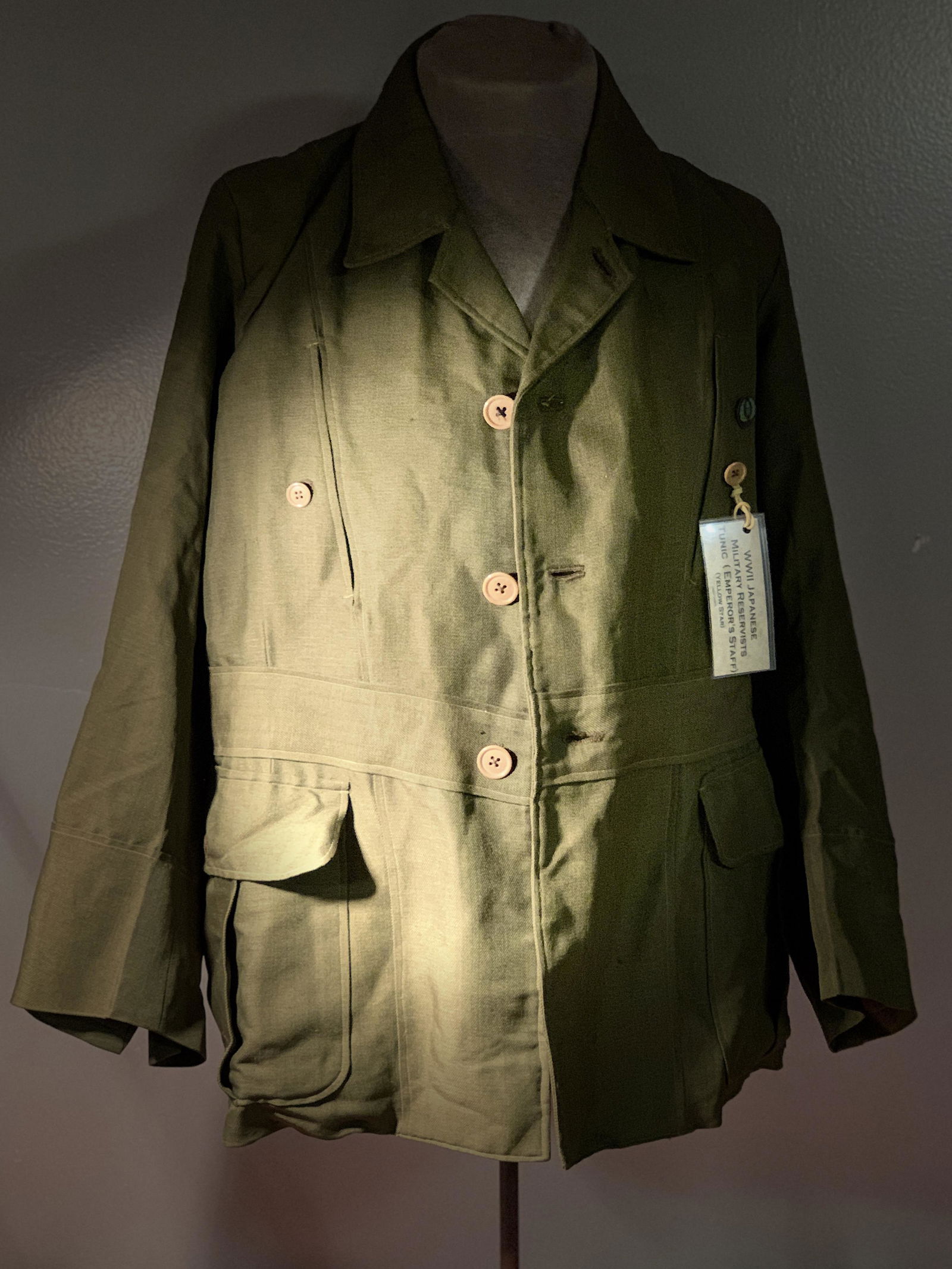 WW2 JAPANESE RESERVISTS TUNIC (EMPEROR'S STAFF): WW2 JAPANESE RESERVISTS TUNIC (EMPEROR'S STAFF) W/YELLOW STAR. IN EXCELLENT SHAPE AND OVERALL CONDITION WITH A BEAUTIFUL OVERALL PATINA. VERY WELL USED AND BATTLE USED. A GREAT FIND AND AN EXCELLENT A