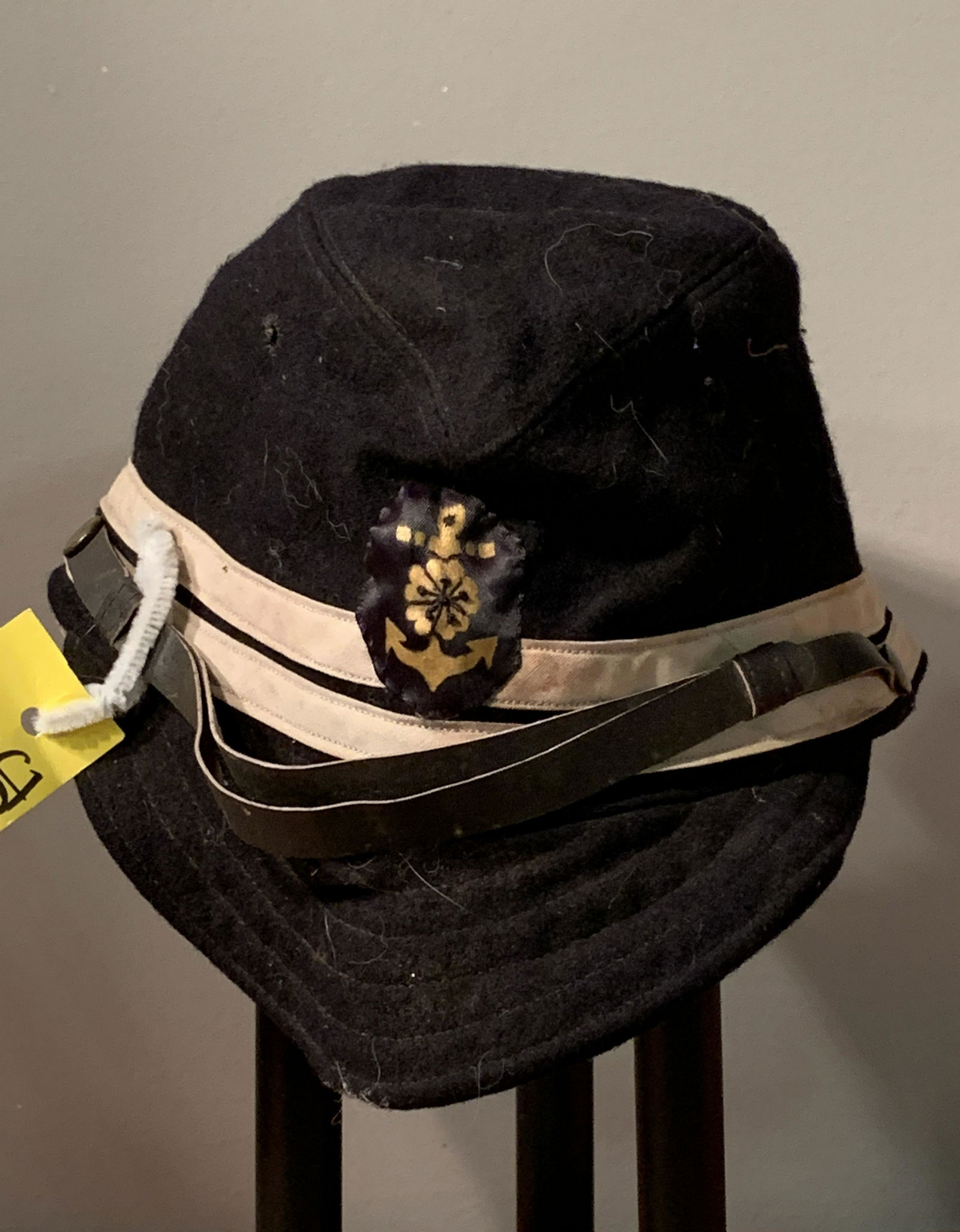 WW2 JAPANESE NAVY OFFICERS HAT CAP: WW2 JAPANESE NAVY OFFICERS HAT CAP. IN EXCELLENT OVERALL SHAPE AND CONDITION WITH A BEAUTIFUL OVERALL PATINA. HAS A GREAT LOOK TO IT WITH AN EXCELLENT OVERALL EYE APPEAL. APPEARS TO BE VERY WELL USED.