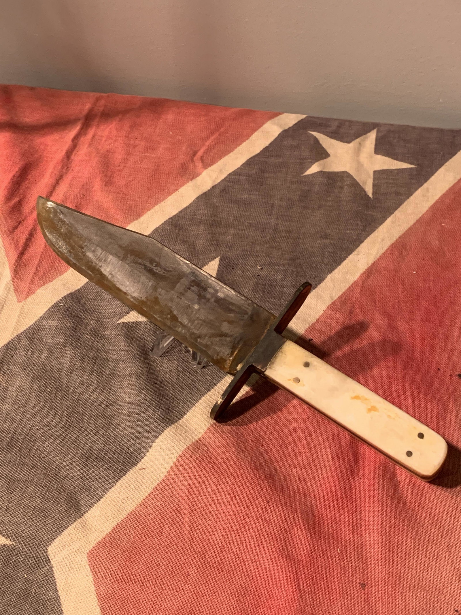 RARE CIVIL WAR BONE HANDLE CONFEDERATE BOWIE KNIFE: RARE CIVIL WAR BONE HANDLE CONFEDERATE BOWIE KNIFE. IN MINT OVERALL SHAPE AND CONDITION WITH A BEAUTIFUL OVERALL PATINA. THIS KNIFE HAS SEEN A TON OF BATTLE USE AND HISTORY. IN GOOD SHAPE AND CONDITIO