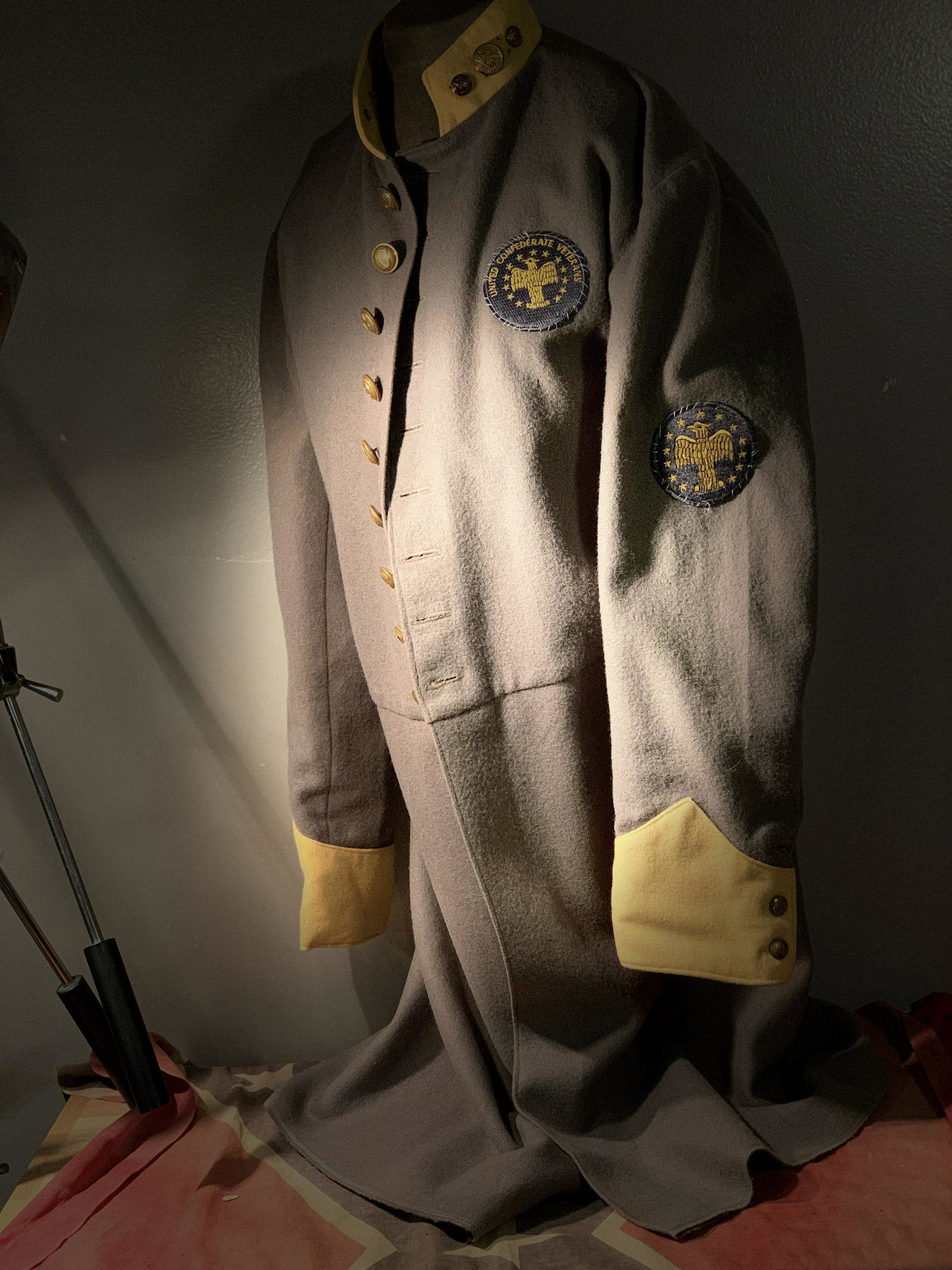 RARE CIVIL WAR CONFEDERATE GAR VETERANS COAT JACKET: RARE CIVIL WAR CONFEDERATE GAR VETERANS COAT JACKET. IN GOOD OVERALL SHAPE AND CONDITION WITH A BEAUTIFUL OVERALL PATINA. BEAUTIFUL GAR CLOTH PATCH ON THE SIDE. A GREAT FIND AND AN EXCELLENT ADDITION 