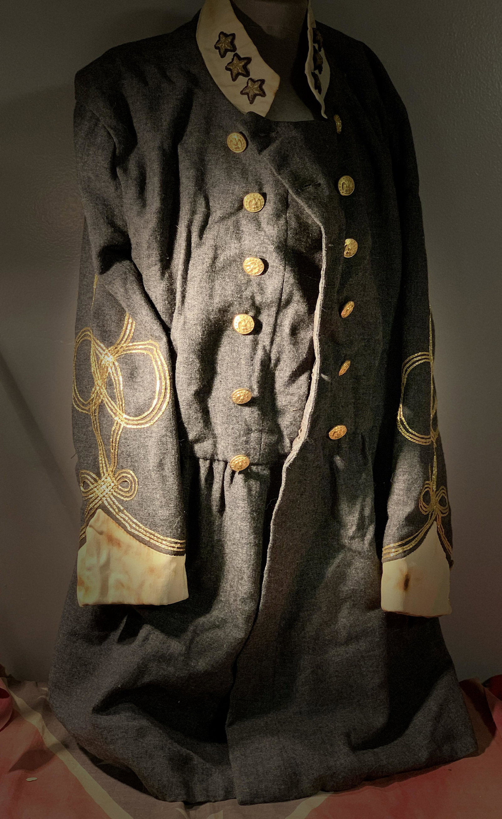 CIVIL WAR GAR VETERANS GENERALS COAT: CIVIL WAR GAR VETERANS GENERALS COAT. IN EXCELLENT SHAPE AND OVERALL CONDITION WITH A BEAUTIFUL OVERALL PATINA. APPEARS TO BE VERY WELL WORN - PLEASE VIEW PICTURES. A VERY RARE FIND THAT WOULD MAKE A 