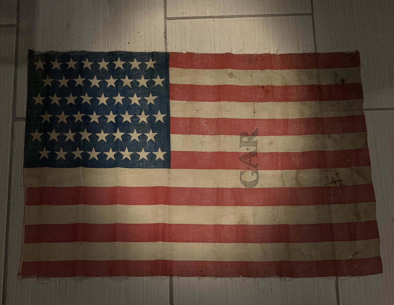 RARE CIVIL WAR GAR MEMBERS PERSONAL FLAG: RARE CIVIL WAR GAR MEMBERS PERSONAL FLAG. IN GOOD OVERALL SHAPE AND CONDITION WITH A BEAUTIFUL OVERALL PATINA. A GREAT FIND AND AN EXCELLENT ADDITION TO YOUR COLLECTION.