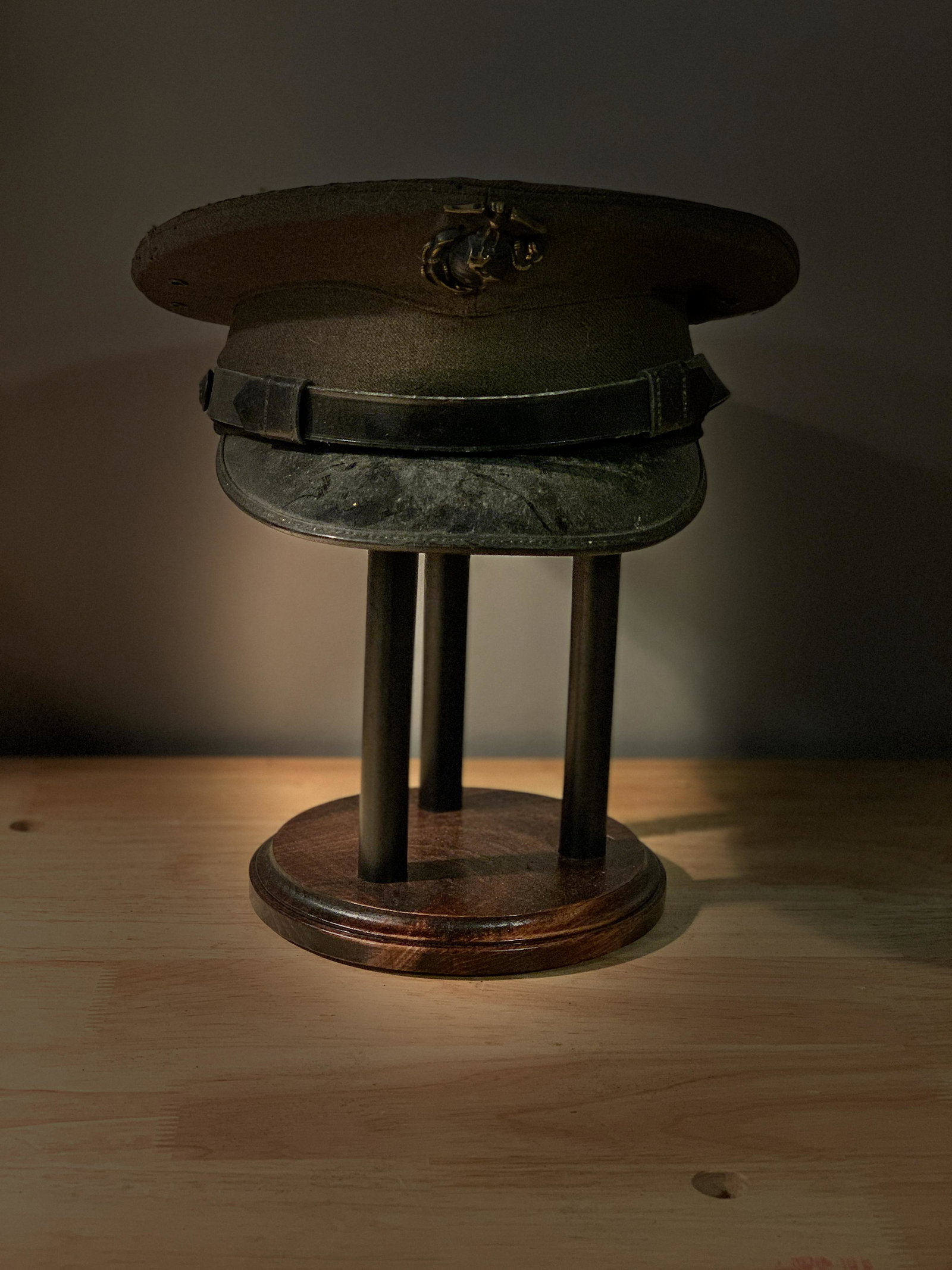 WWW2 U.S. NAVY FIELD OFFICERS HAT: WWW2 U.S. NAVY FIELD OFFICERS HAT. IN GOOD OVERALL SHAPE AND CONDITION WITH A BEAUTIFUL OVERALL PATINA. PLEASE VIEW ALL DETAILED PICTURES. A GREAT FIND AND AN EXCELLENT ADDITION TO YOUR COLLECTION.