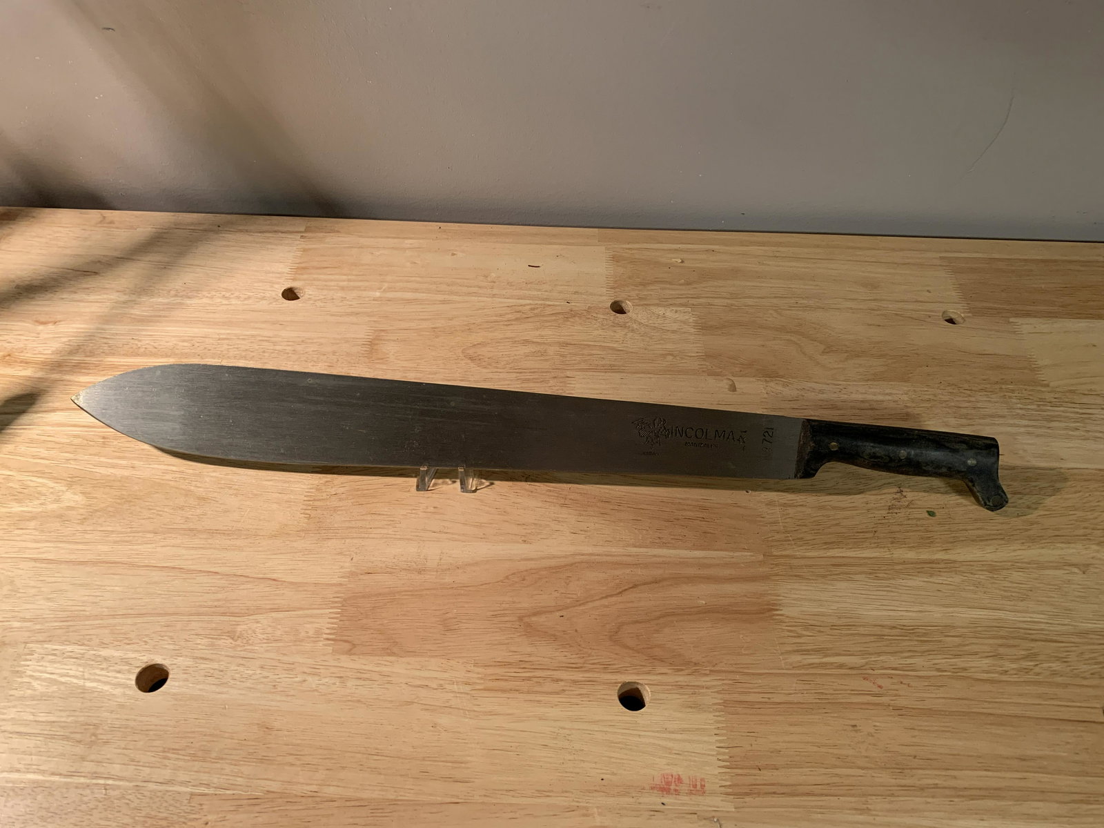 VINTAGE LARGE COLOMBIAN MACHETE: VINTAGE LARGE COLOMBIAN MACHETE. IN GOOD OVERALL SHAPE AND CONDITION WITH A NICE PATINA THROUGHOUT. A GREAT FIND AND AN EXCELLENT ADDITION TO YOUR COLLECTION.
