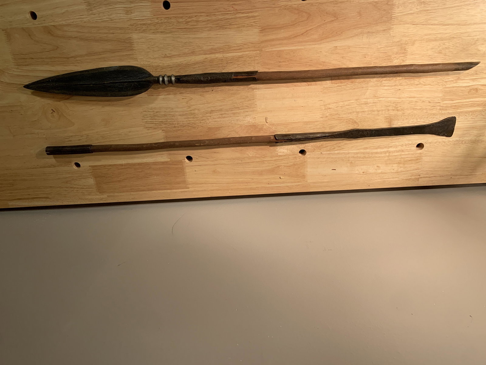 ANTIQUE 1800'S NATIVE AMERICAN DOUBLE SIDED HUNTING: ANTIQUE 1800'S NATIVE AMERICAN DOUBLE SIDED HUNTING SPEAR. IN GOOD OVERALL SHAPE AND CONDITION WITH A BEAUTIFUL OVERALL PATINA. COMES APART IN (2) PIECES. HAS A JOINING IN THE MIDDLE. A GREAT FIND AND