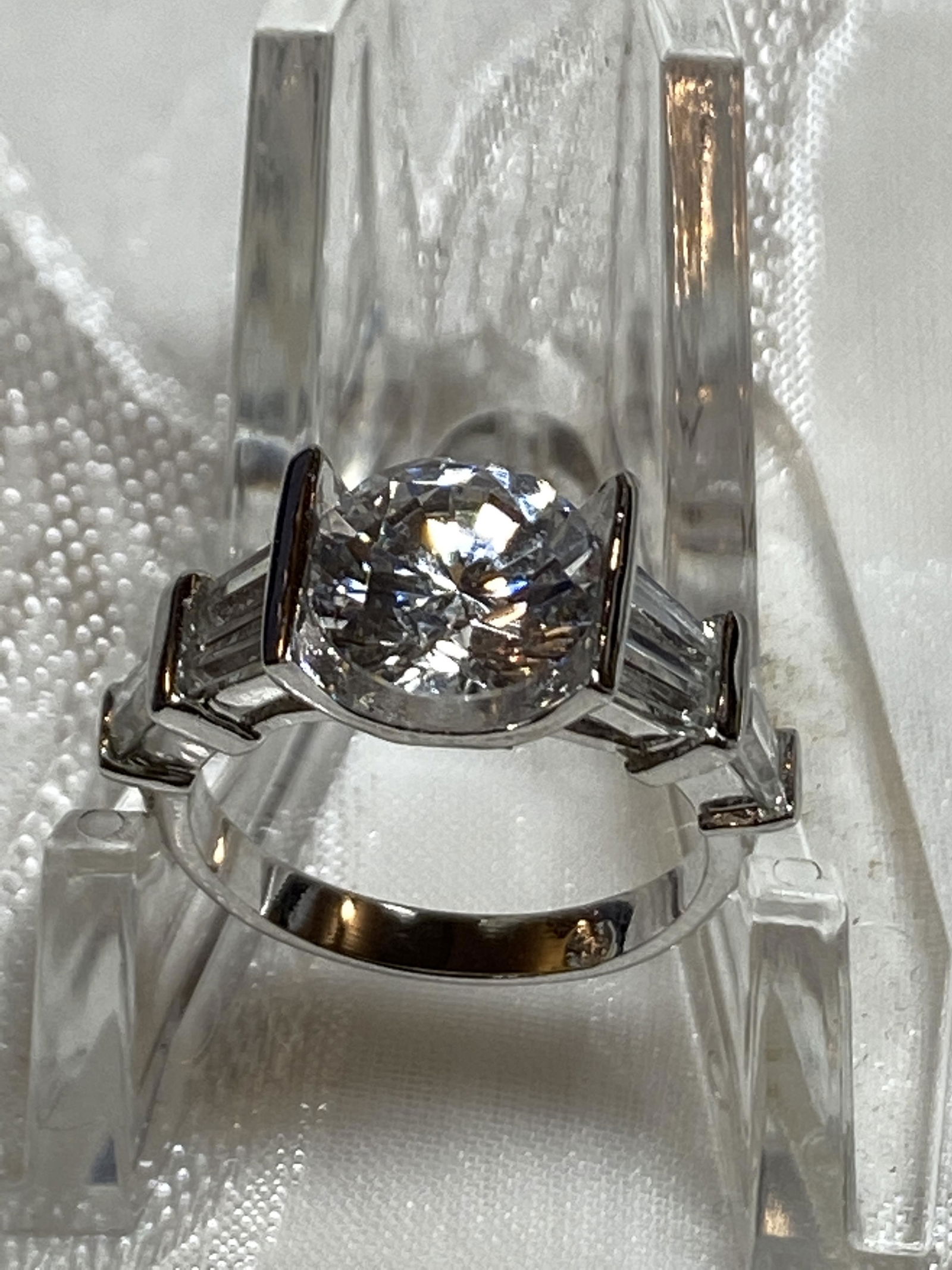 ELEGANT STERLING SILVER LADIES WEDDING RING: ELEGANT STERLING SILVER LADIES WEDDING RING. A GREAT FIND AND AN EXCELLENT ADDITION TO YOUR COLLECTION.