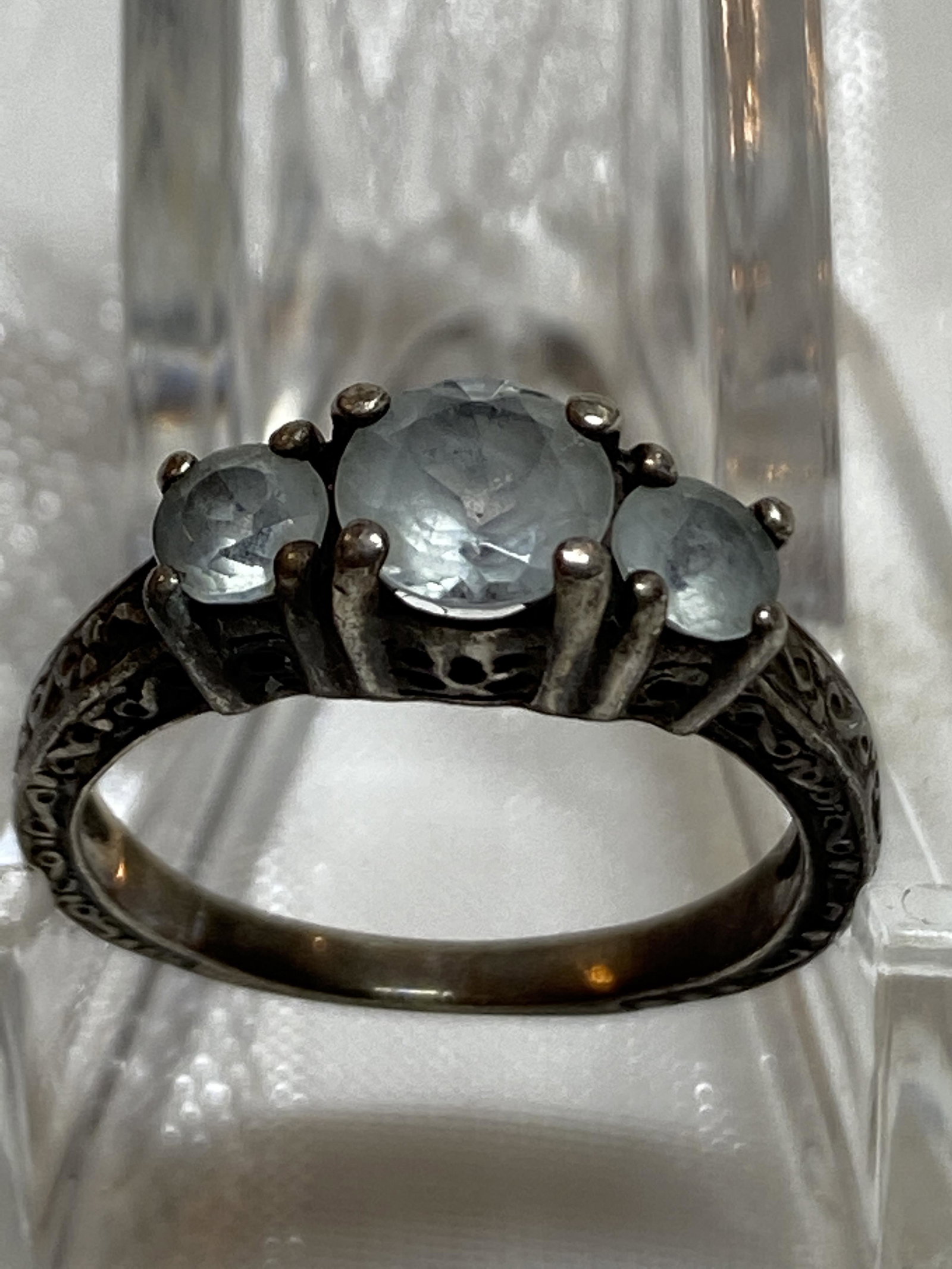 ANTIQUE STERLING SILVER AQUAMARINE RING SIZE 7: ANTIQUE STERLING SILVER AQUAMARINE RING SIZE 7. BEAUTIFUL FILIGREE ART DECO DESIGN. A GREAT FIND AND AN EXCELLENT ADDITION TO YOUR COLLECTION.