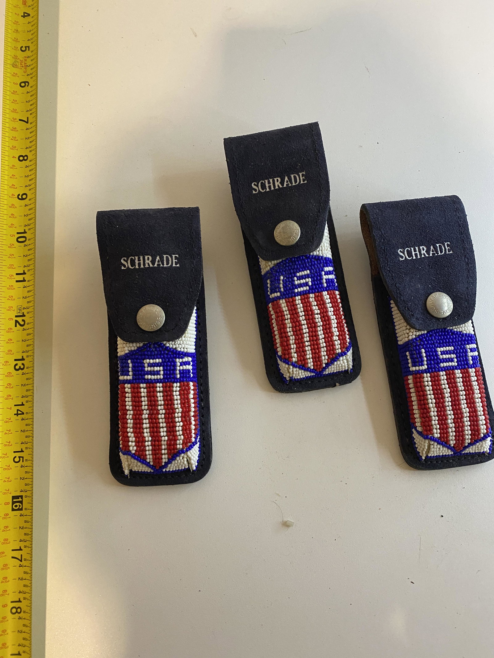 LOT OF (3) SCHRADE BEADED POCKET KNIFE CASES: LOT OF (3) SCHRADE BEADED POCKET KNIFE CASES. IN GOOD OVERALL SHAPE AND CONDITION. A GREAT FIND AND AN EXCELLENT ADDITION TO YOUR COLLECTION.