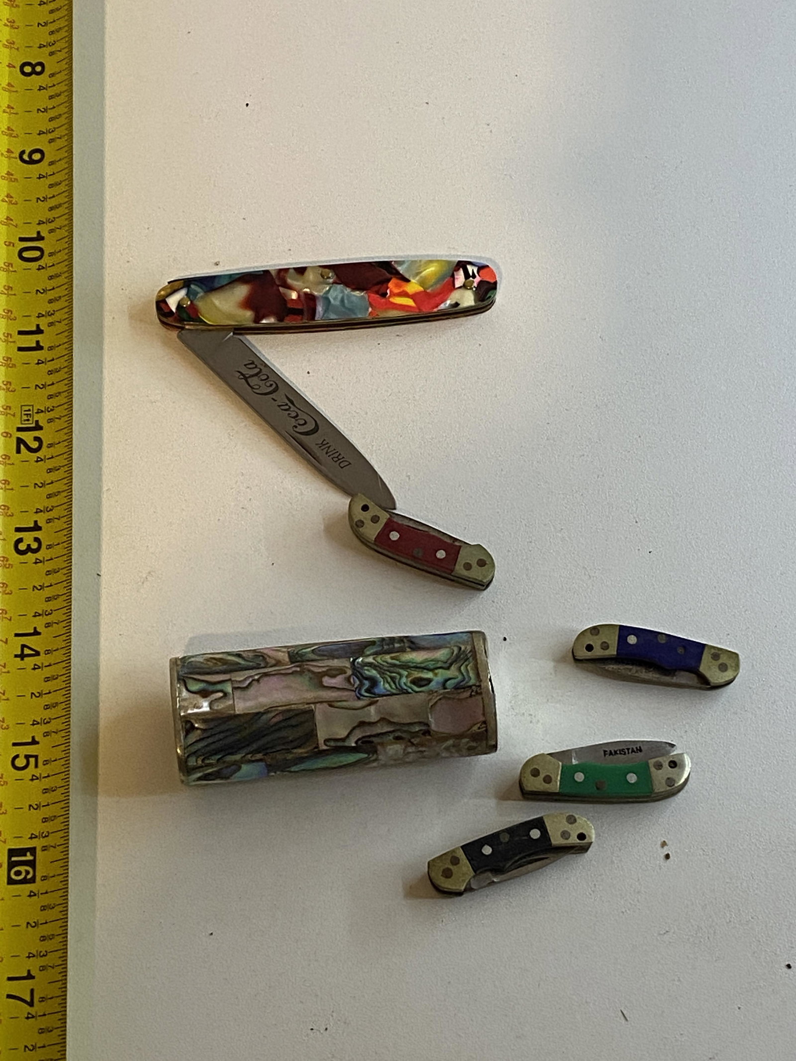 VINTAGE COLLECTION LOT OF COCACOLA & OTHER POCKET: VINTAGE COLLECTION LOT OF COCACOLA & OTHER POCKET KNIVES. RARE COCA COLA KNIFE INCLUDED IN THIS BEAUTIFUL LOT A LOT WITH OTHER VARIOUS SMALLER KNIVES. PLEASE VIEW ALL PICTURES.