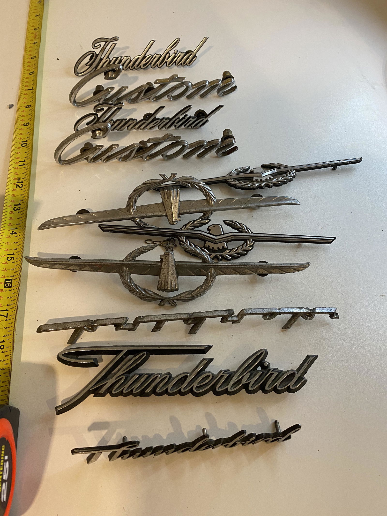 VINTAGE COLLECTION LOT OF CAR EMBLEMS: VINTAGE COLLECTION LOT OF CAR EMBLEMS. SOLD AS A LOT! ALL FOR ONE MONEY!! PLEASE VIEW PICTURES.