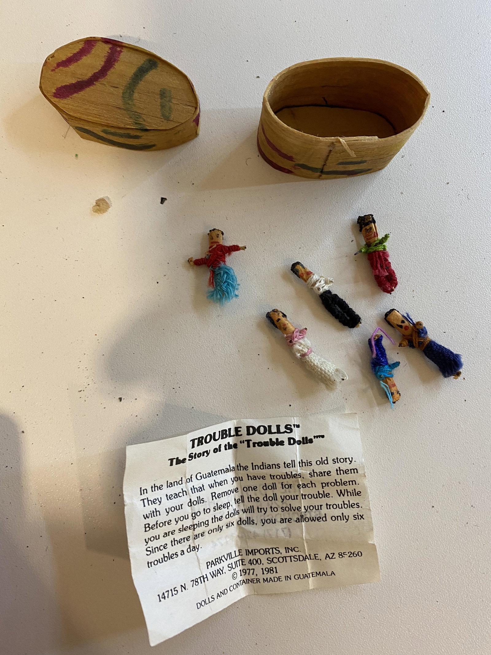 NATIVE AMERICAN LOT OF TROUBLED DOLLS IN OIRG. BOX: NATIVE AMERICAN LOT OF TROUBLED DOLLS IN OIRG. BOX. IN GOOD OVERALL SHAPE AND CONDITION. A GREAT FIND AND AN EXCELLENT ADDITION TO YOUR COLLECTION.
