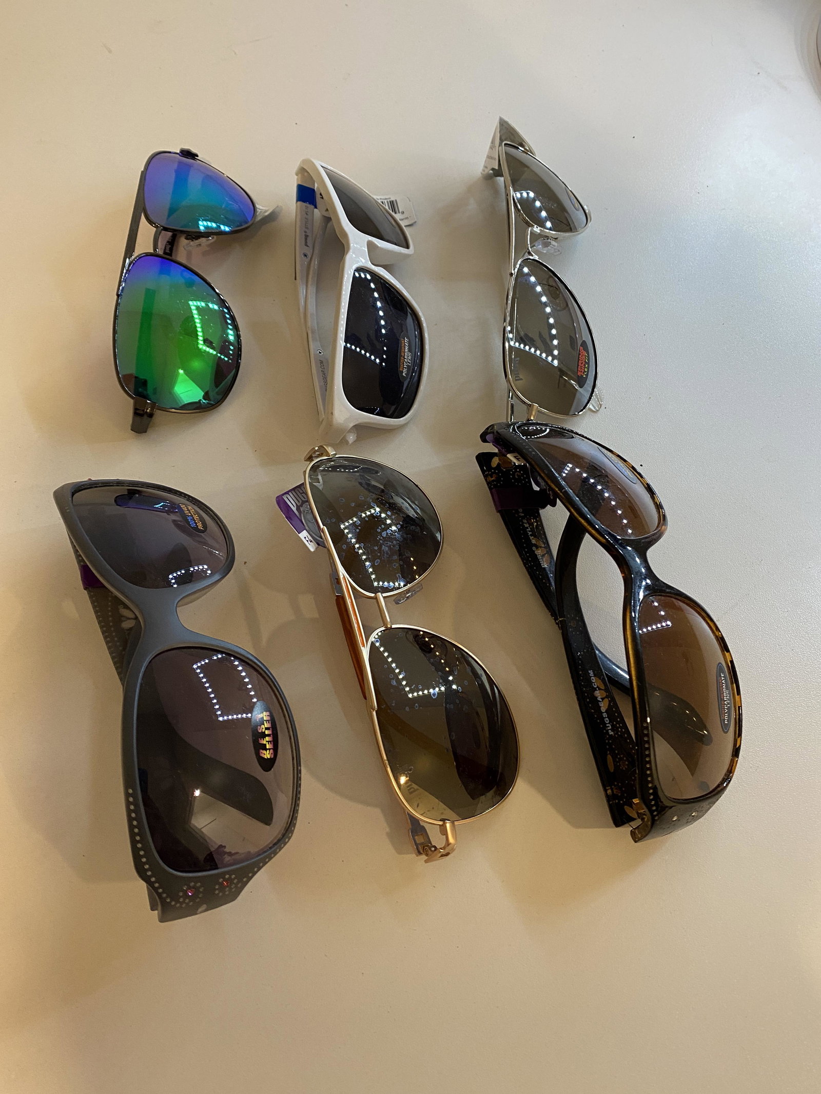 LOT OF (6) UNISEX SUNGLASSES: LOT OF (6) UNISEX SUNGLASSES. A GREAT FIND AND AN EXCELLENT ADDITION TO YOUR COLLECTION.
