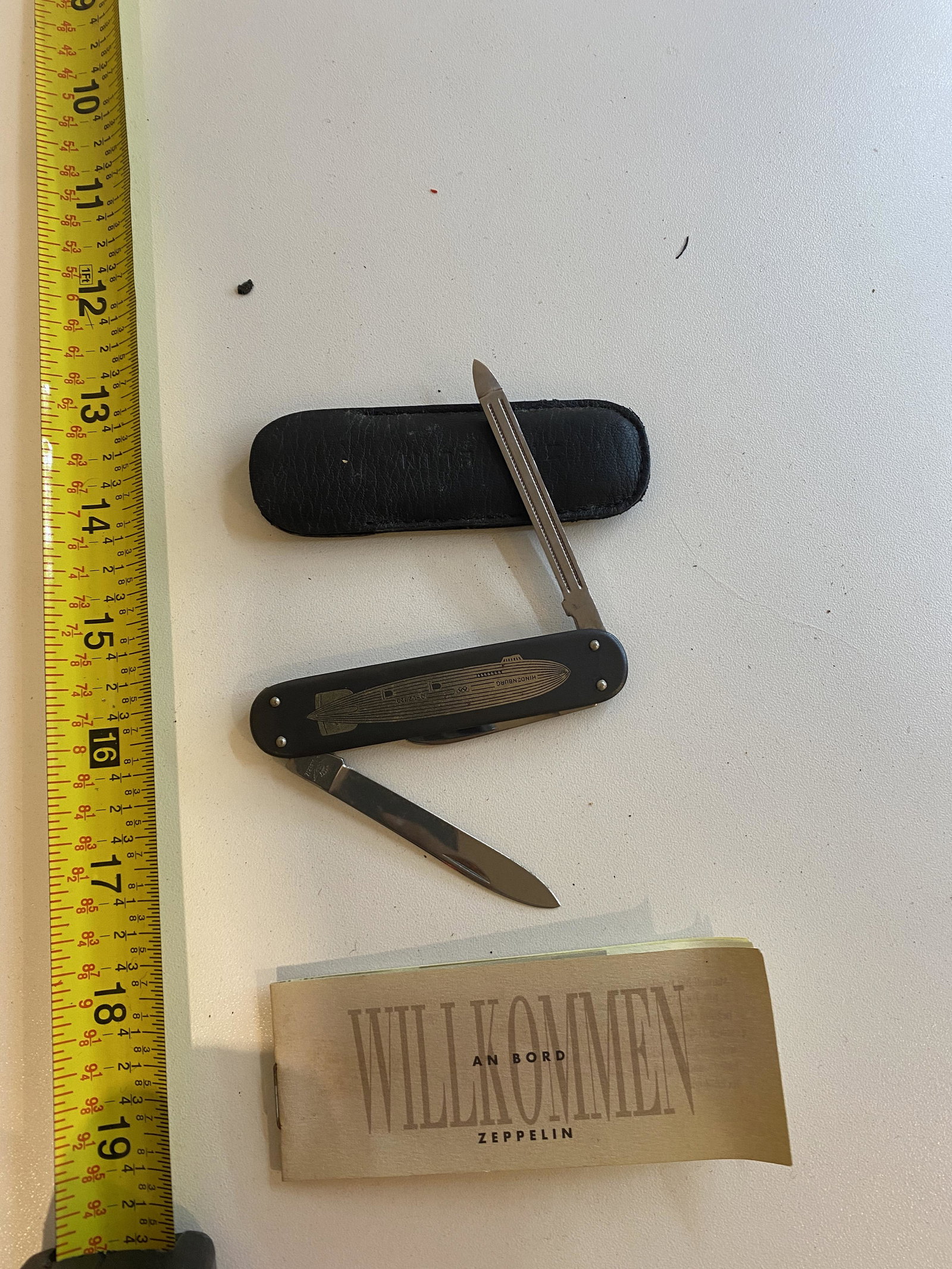 VINTAGE WILLKOMMEN ZEPPELIN POCKET KNIFE: VINTAGE WILLKOMMEN ZEPPELIN POCKET KNIFE. COMES IN IT'S ORIGINAL LEATHER CASE. MARKED HINDENBURG. PLEASE VIEW ALL DETAILED PICTURES. A GREAT FIND AND AN EXCELLENT ADDITION TO YOUR COLLECTION.