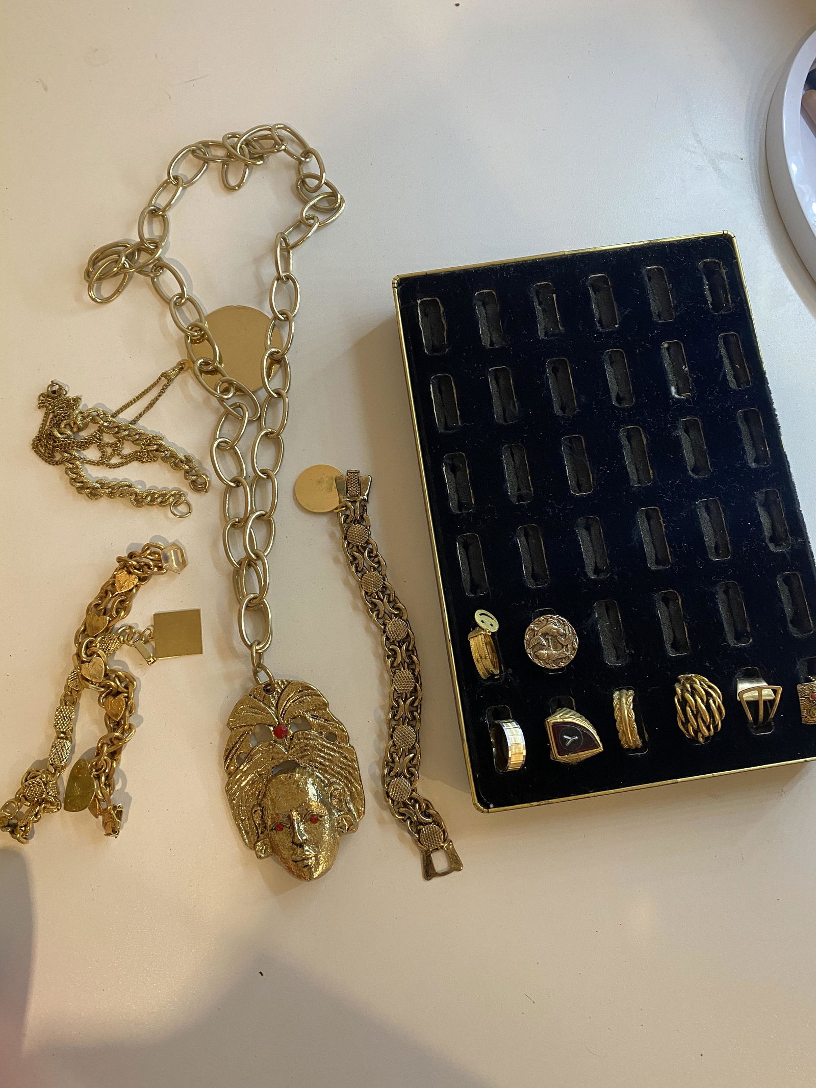 HIGH GRADE LOT OF LADIES GOLD RINGS, NECKLACES,: HIGH GRADE LOT OF LADIES GOLD RINGS, NECKLACES, BRACELETS. SOLD AS A LOT! ALL FOR ONE MONEY. PLEASE VIEW ALL DETAILED PICTURES. A GREAT FIND AND AN EXCELLENT ADDITION TO YOUR COLLECTION.