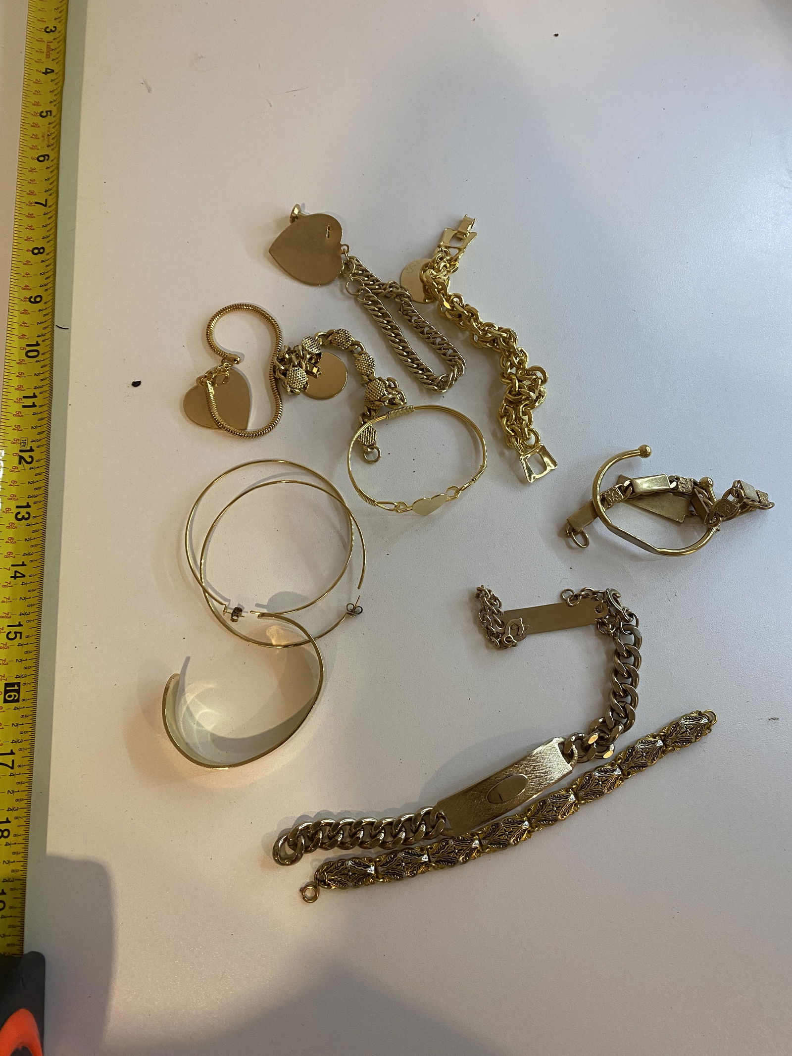 HIGH GRADE LOT OF GOLD JEWELRY - VIEW PICTURES: HIGH GRADE LOT OF GOLD JEWELRY - VIEW PICTURES. A GREAT FIND AND AN EXCELLENT ADDITION TO YOUR COLLECTION.