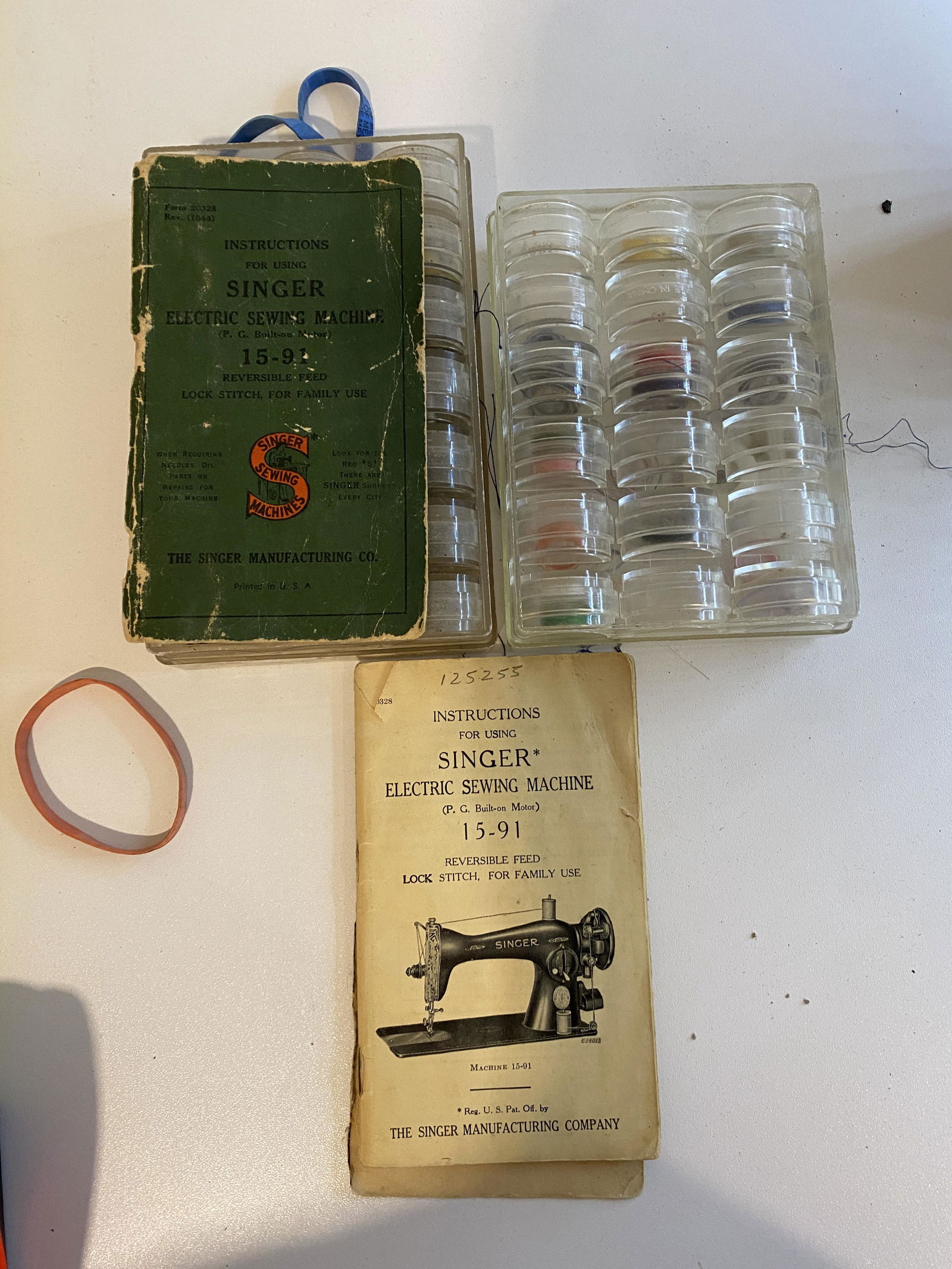 VINTAGE LOT OF SINGER SEWING MACHINE THREADS: VINTAGE LOT OF SINGER SEWING MACHINE THREADS. PLEASE VIEW PICTURES.
