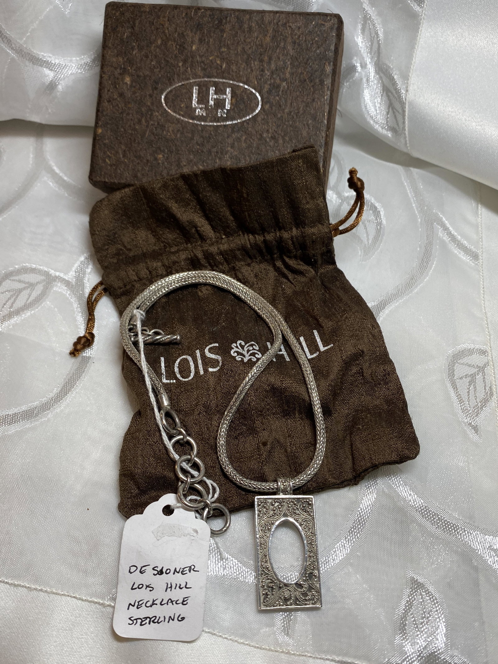 DESIGNER LOIS HILL STERLING SILVER NECKLACE W/BOX: DESIGNER LOIS HILL STERLING SILVER NECKLACE W/BOX. IN GOOD OVERALL SHAPE AND CONDITION. A GREAT FIND AND AN EXCELLENT ADDITION TO YOUR COLLECTION.
