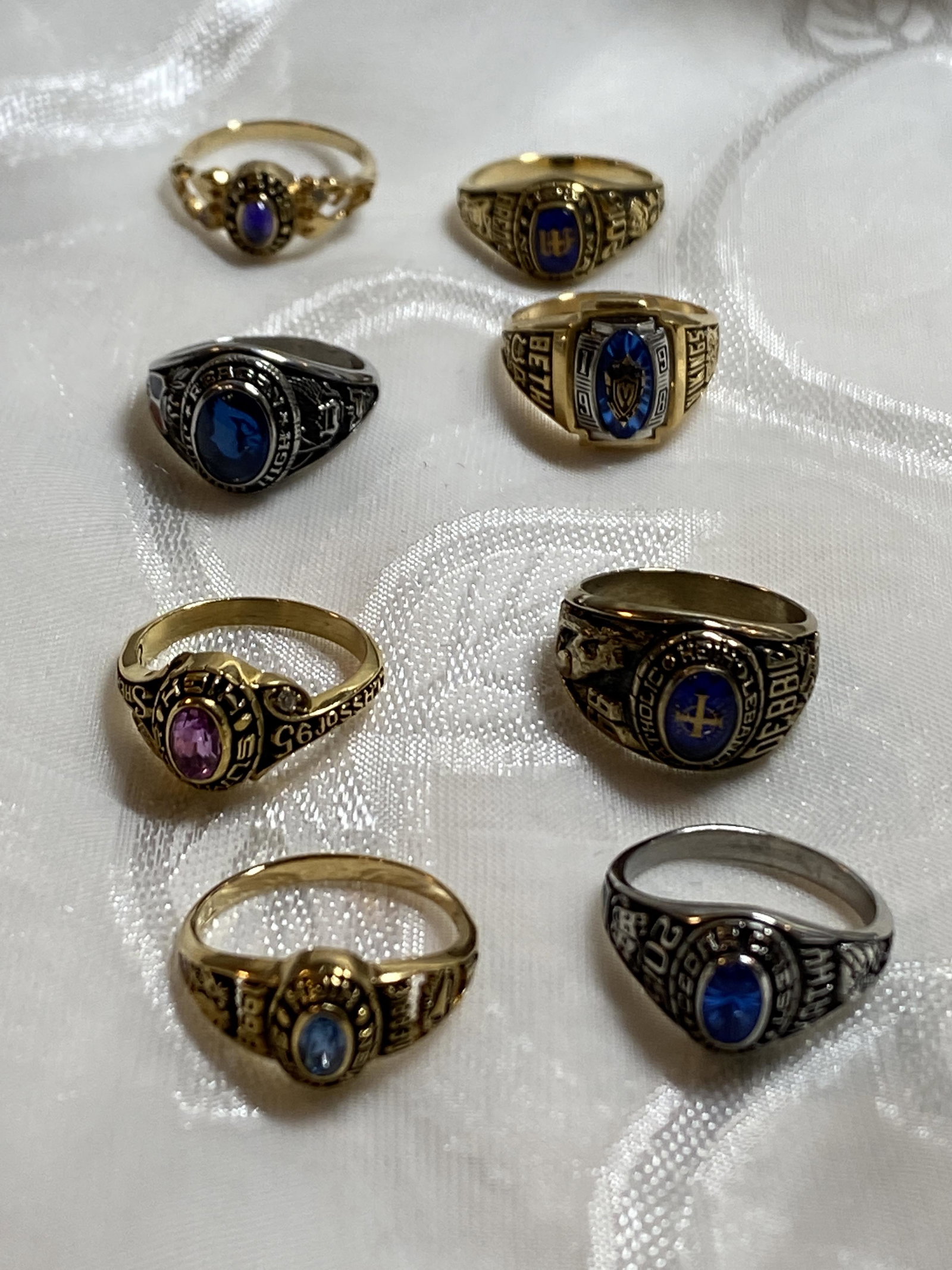 LOT OF (8) GOLD/SILVER CLASS RINGS: LOT OF (8) GOLD/SILVER CLASS RINGS. SOLD AS A LOT! ALL FOR ONE MONEY!!