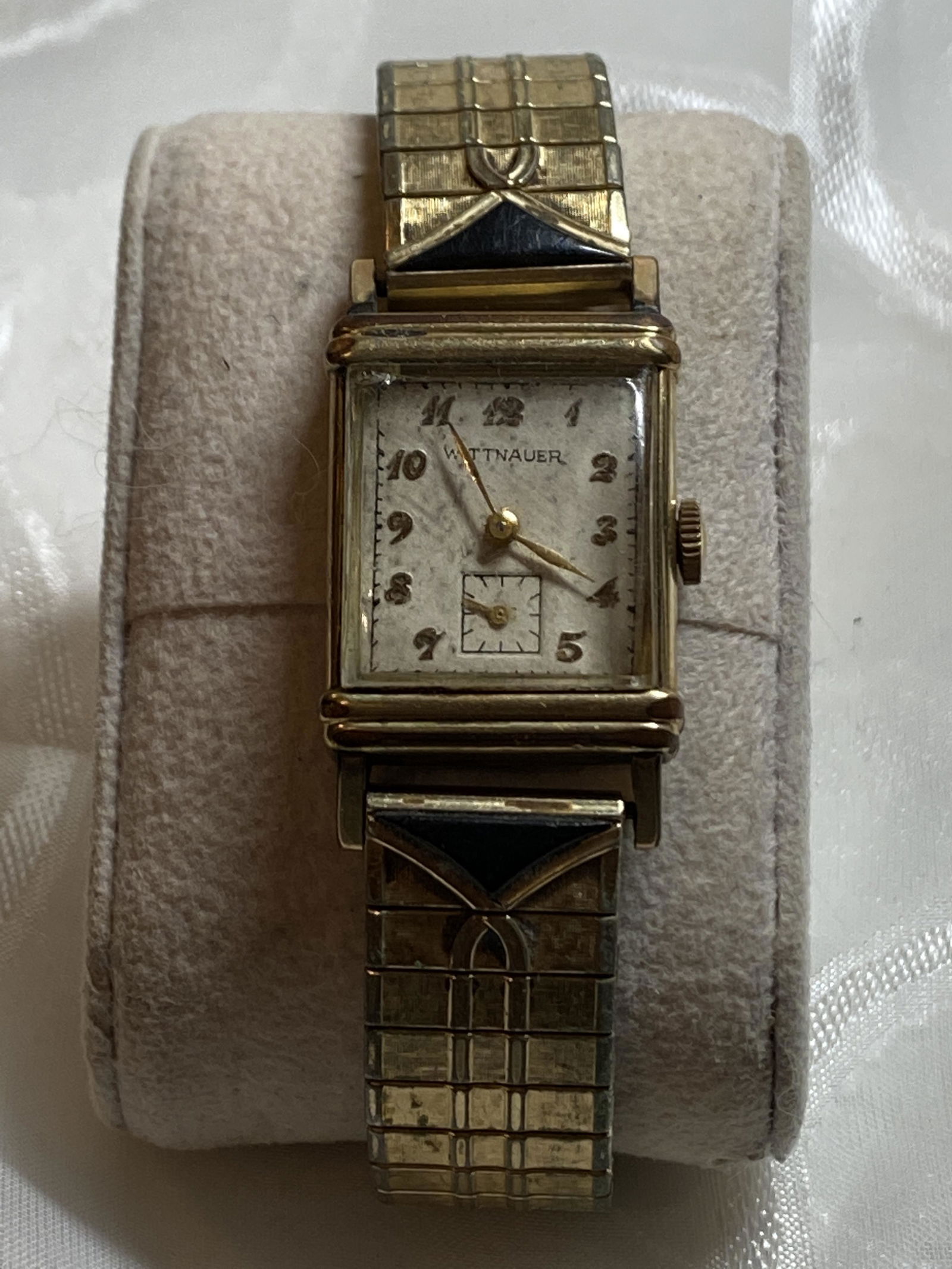 VINTAGE MENS WITTNAUER HAND-WIND WATCH: VINTAGE MENS WITTNAUER HAND-WIND WATCH. WATCH WORKS AND KEEPS TIME BUT WE AREN'T SURE ON THE ACCURACY OF TIME. A GREAT FIND AND AN EXCELLENT ADDITION TO YOUR COLLECTION.