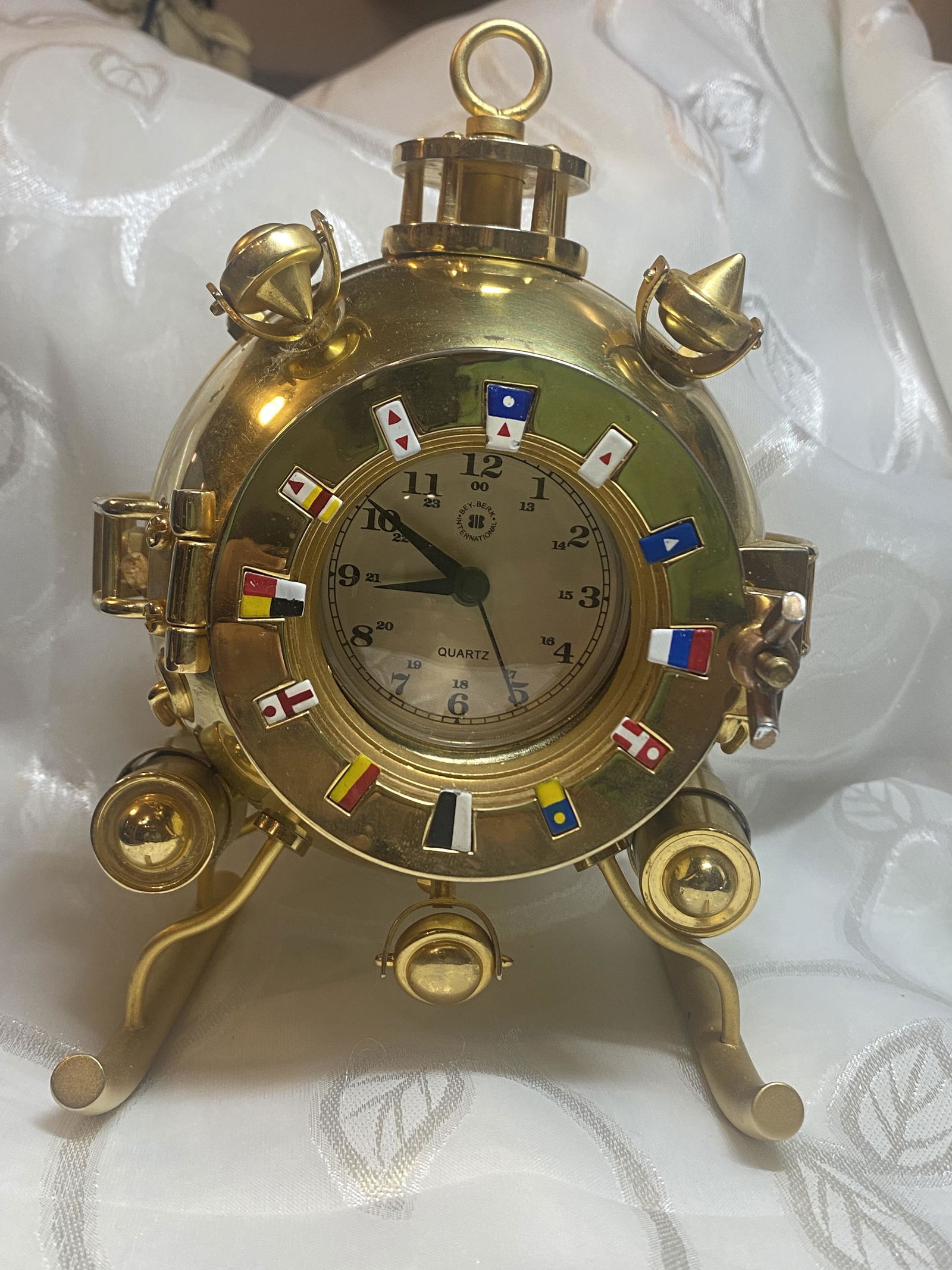 VINTAGE DIVERS CORUM STYLE DESK HELMET CLOCK: VINTAGE DIVERS CORUM STYLE DESK HELMET CLOCK. IN GOOD OVERALL SHAPE AND CONDITION. COMES OUT OF A JEWELRY STORE IN WHICH THIS WATCH WAS DISPLAYED WITH THE DIVING WATCHES. A GREAT FIND AND AN EXCELLENT