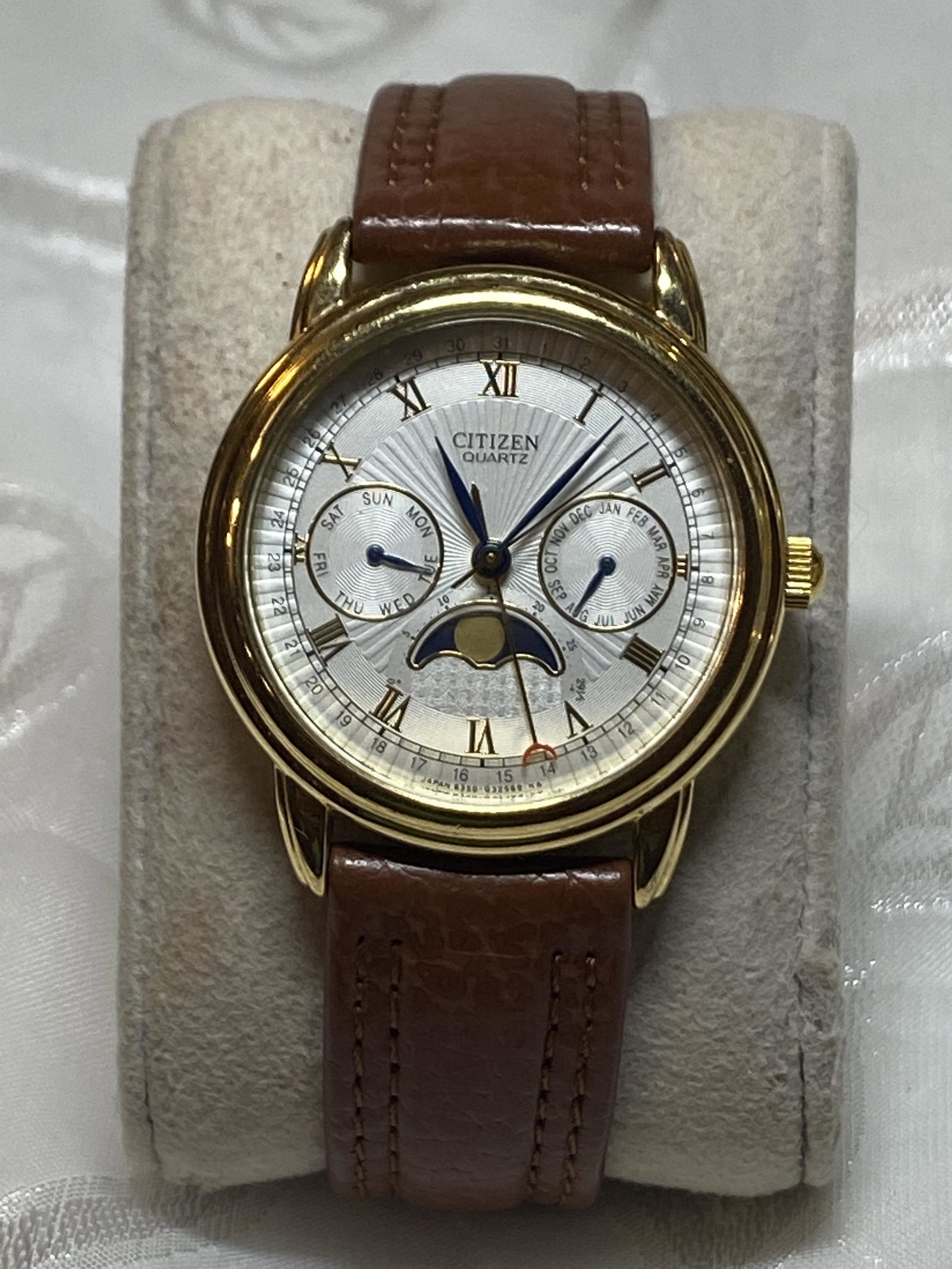 VINTAGE CITIZED MOON PHASE MENS WRISTWATCH: VINTAGE CITIZED MOON PHASE MENS WRISTWATCH. A GREAT FIND AND AN EXCELLENT ADDITION TO YOUR COLLECTION.