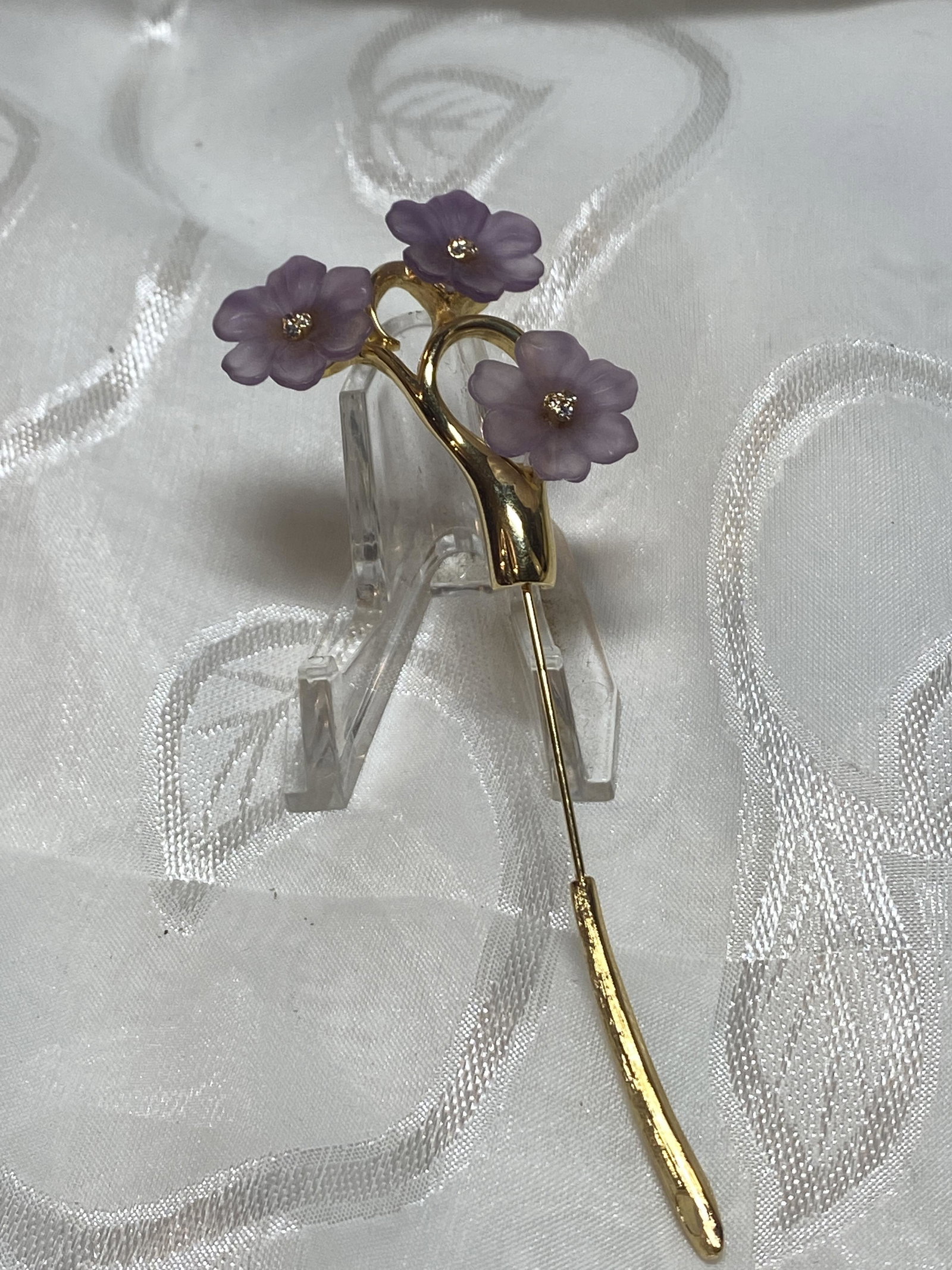 VINTAGE GIVENCHY LADIES GOLD BROOCH: VINTAGE GIVENCHY LADIES GOLD BROOCH. A GREAT FIND AND AN EXCELLENT ADDITION TO YOUR COLLECTION.