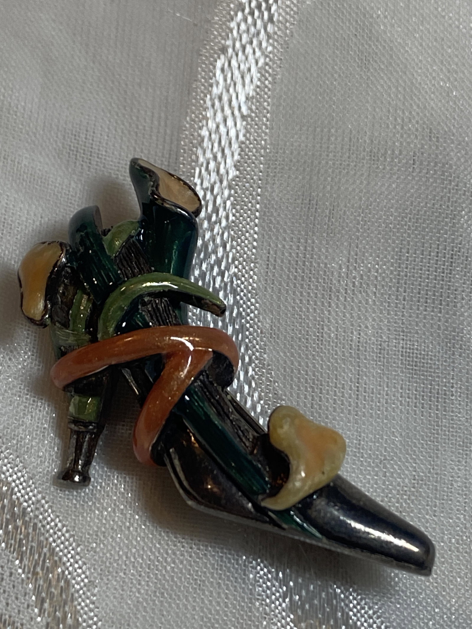STERLING SILVER ENAMELED SANDAL SHAPED BROOCH: STERLING SILVER ENAMELED SANDAL SHAPED BROOCH. THIS IS A BEAUTIFUL COLLECTIBLE BROOCH. PLEASE VIEW ALL DETAILED PICTURES. A GREAT FIND AND AN EXCELLENT ADDITION TO YOUR COLLECTION.