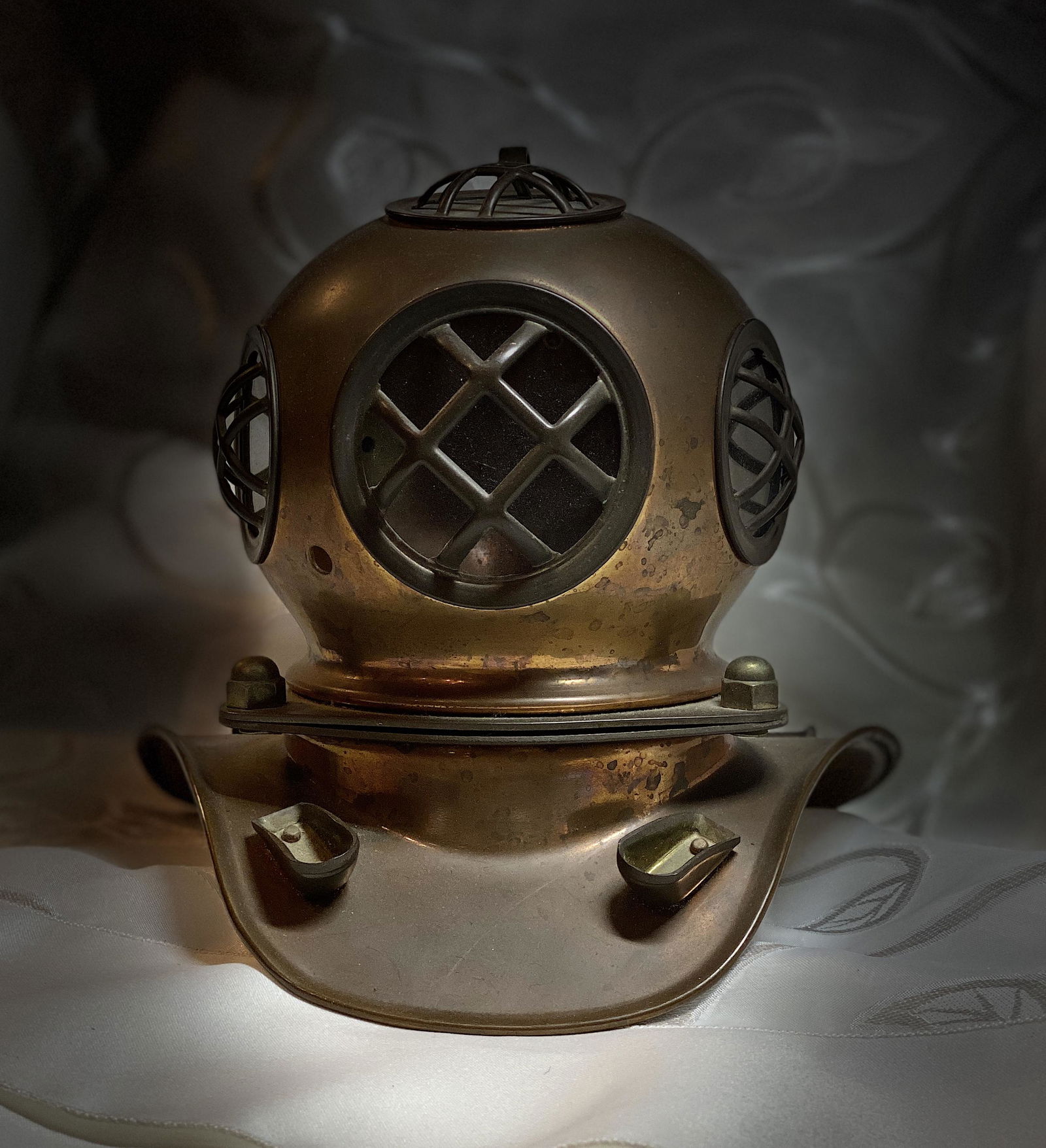 RARE 1960/1970's ROLEX DIVERS HELMET WATCH DISPLAY: RARE 1960/1970's ROLEX DIVERS HELMET WATCH DISPLAY. IN MINT OVERALL SHAPE AND CONDITION WITH A BEAUTIFUL OVERALL PATINA. THESE HELMETS COME FROM A JEWELRY STORE CLEANOUT THAT WAS CONDUCTED BY OUR COMP