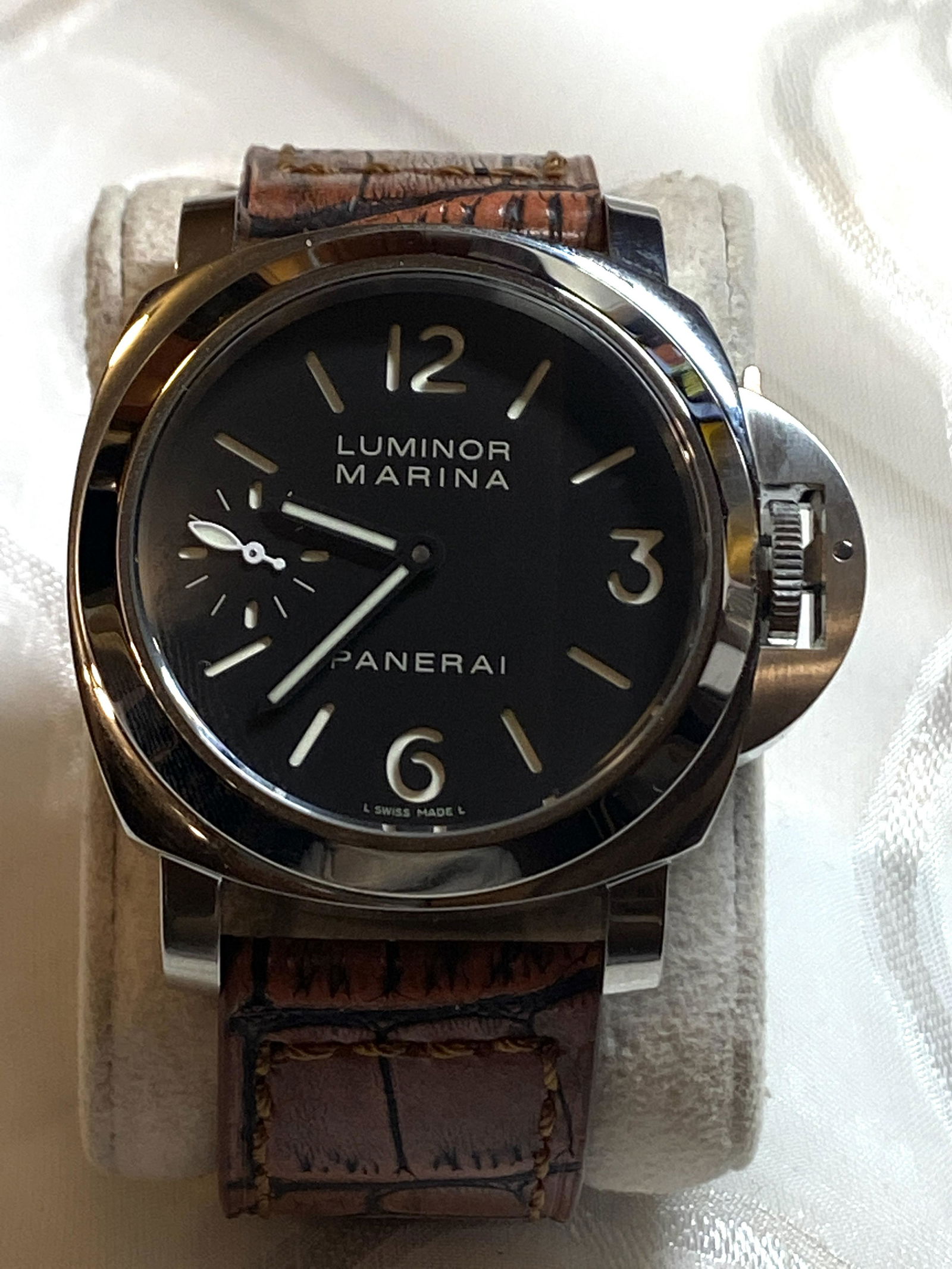 ESTATE PANERAI LUMINOR MARINA AUTOMATIC WATCH: ESTATE PANERAI LUMINOR MARINA AUTOMATIC WATCH. IN EXCELLENT OVERALL SHAPE AND CONDITION. RECENTLY FOUND AT AN ESTATE CLENOUT. WATCH DOES KEEP GOOD/PERFECT TIME. WINDS AND TICKS FLAWLESSLY. HAS A BEAUT