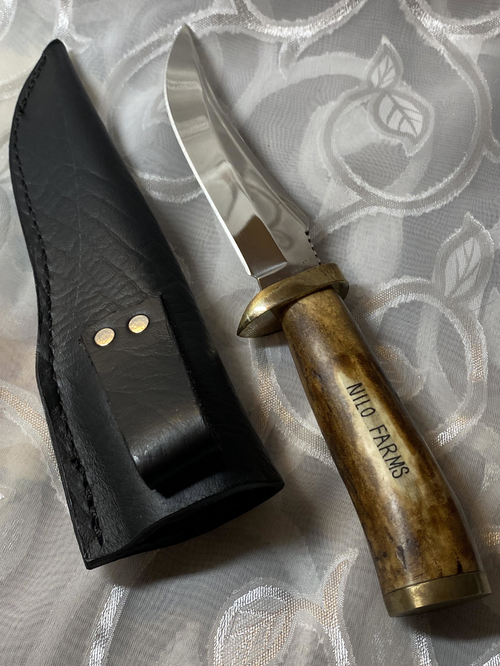 VINTAGE LONE WOLF NILO FARMS NATIVE AERICAN FIXED BLADE: VINTAGE LONE WOLF NILO FARMS NATIVE AERICAN FIXED BLADE KNIFE. COMES IN THE ORIGINAL SHEATH. THIS IS A CUSTOM MADE KNIFE. HAS STURDY CONSTRUCTION WITH A GREAT BUILD QUALITY. A GREAT FIND AND AN EXCELL