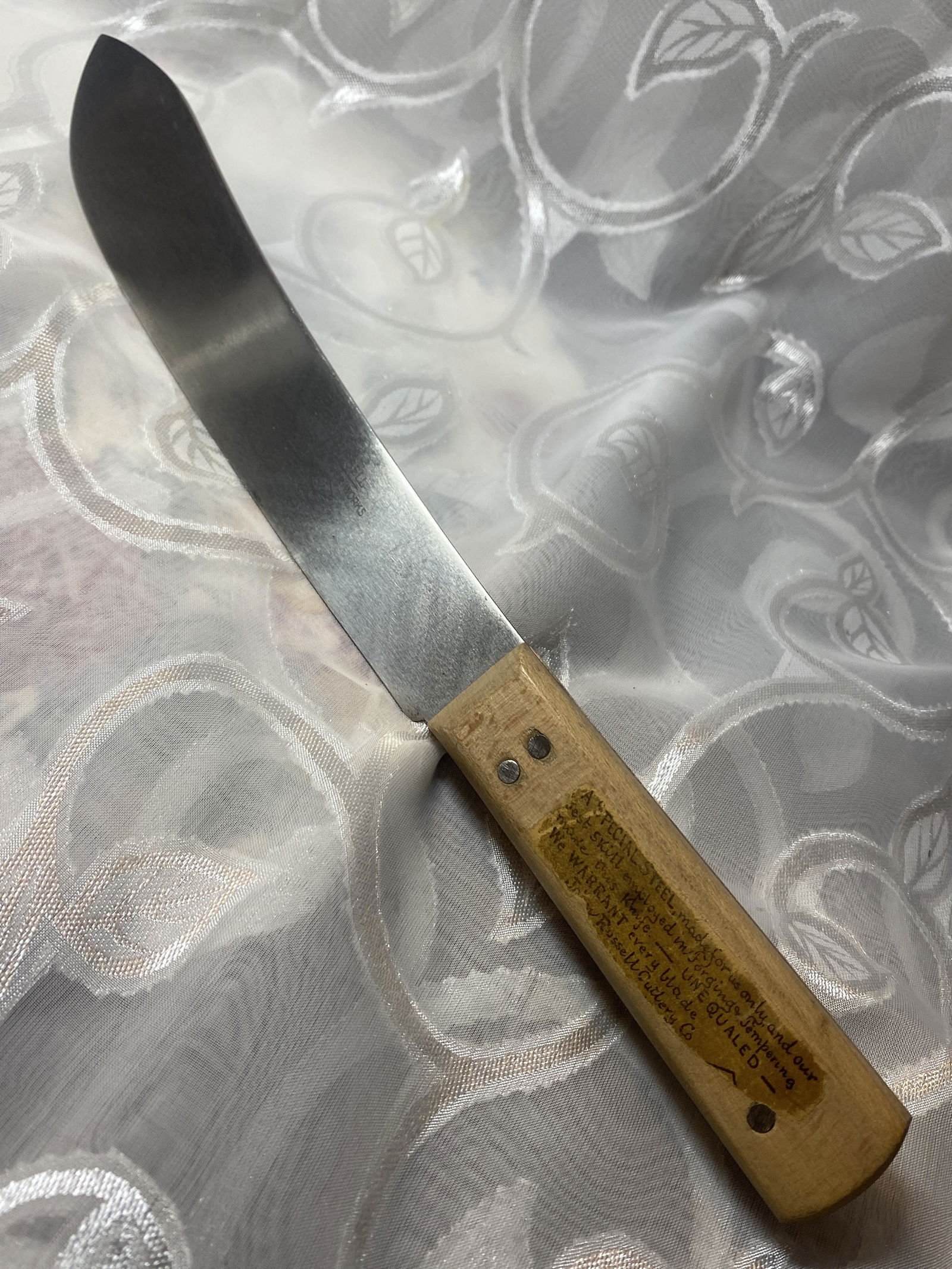 ANTIQUE RUSSELL MUSEUM COLLECTION KNIFE W/ OLD TAG: ANTIQUE RUSSELL MUSEUM COLLECTION KNIFE W/ OLD TAG. THIS HISTORIC ITEM COMES FROM AND WAS DISPLAYED AT THE NINEPIPES MUSEUM MONTANA. MR. KNAPP HELPED ACQUIRE THE HUDSON BAY COMPANY'S FORT CONNAH LOCAT