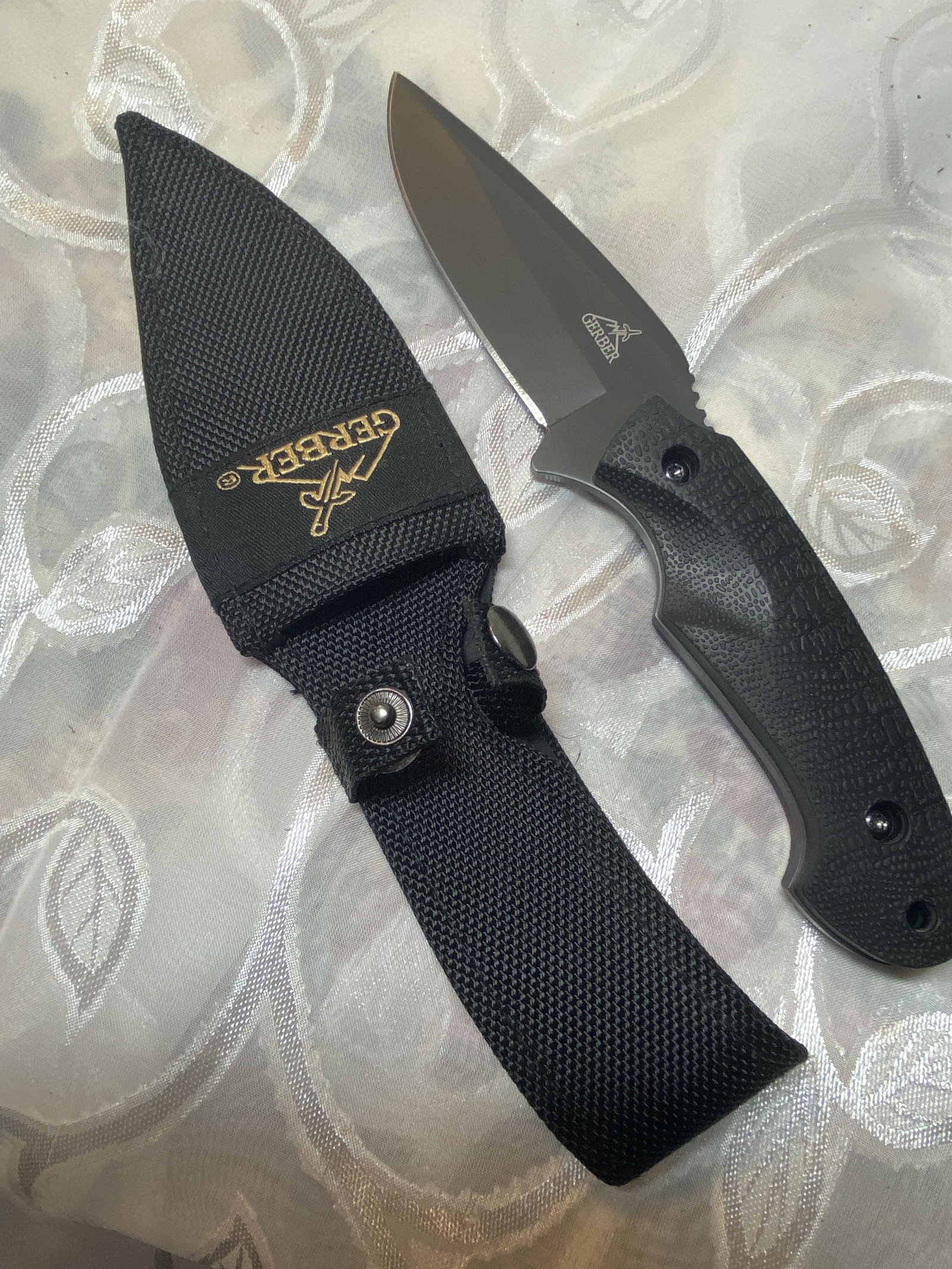 RARE GERBER FIXED BLADE HUNTING KNIFE W/SHEATH: RARE GERBER FIXED BLADE HUNTING KNIFE W/SHEATH. IN EXCELLENT SHAPE AND OVERALL CONDITION. LOOKS AND APPEARS TO BE BRAND NEW. BEAUTIFUL BLADE . PLEASE VIEW ALL DETAILED PICTURES. A GREAT FIND AND AN EX