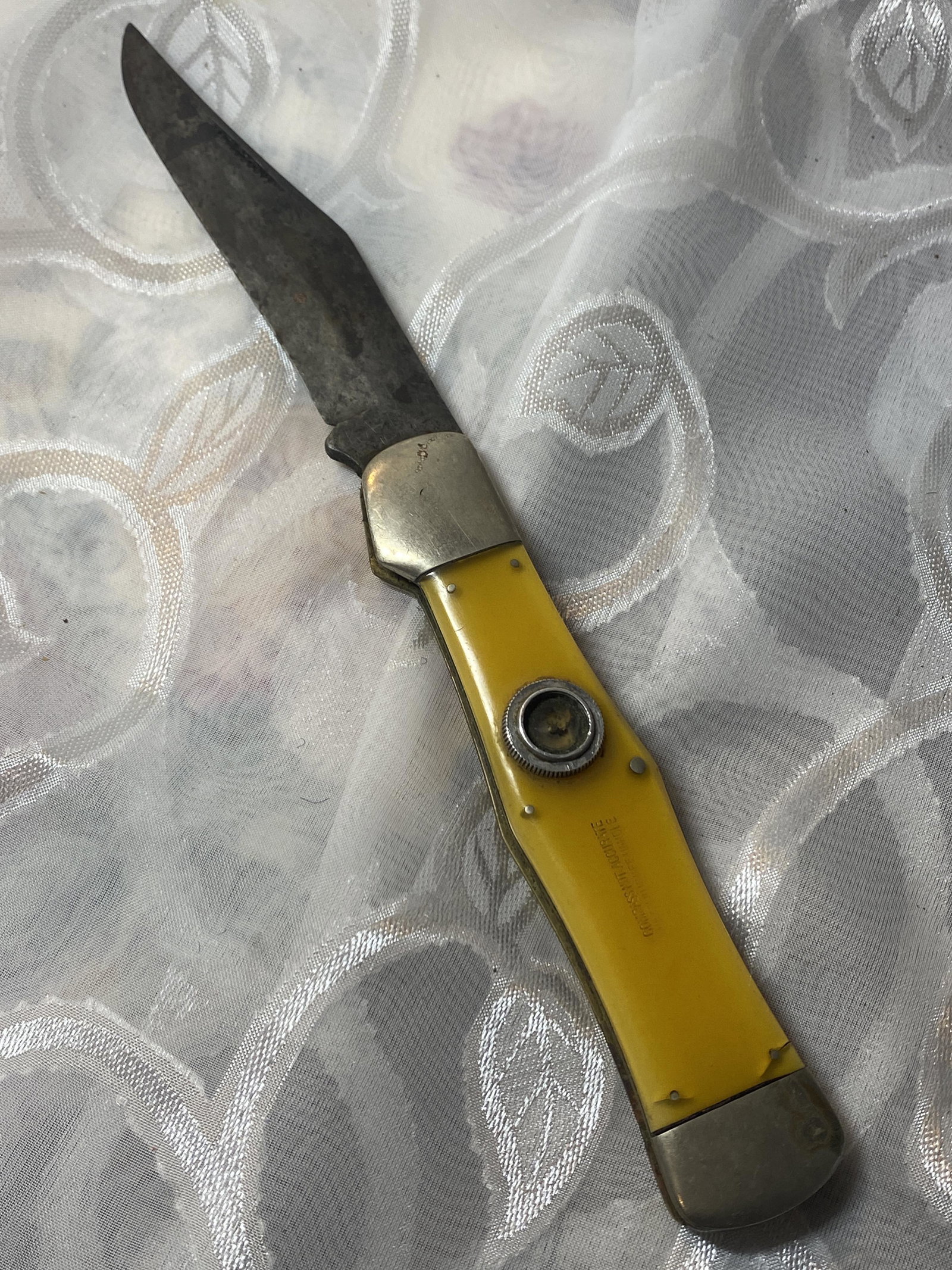 WW2 KA-BAR UNION CUT CO. SOLDIERS POCKET KNIFE: WW2 KA-BAR UNION CUT CO. SOLDIERS POCKET KNIFE. IN EXCELLENT OVERALL SHAPE AND CONDITION WITH A BEAUTIFUL OVERALL PATINA. COMES INLAID WITH THE ORIGINAL COMPASS. A GREAT FIND AND AN EXCELLENT ADDITION