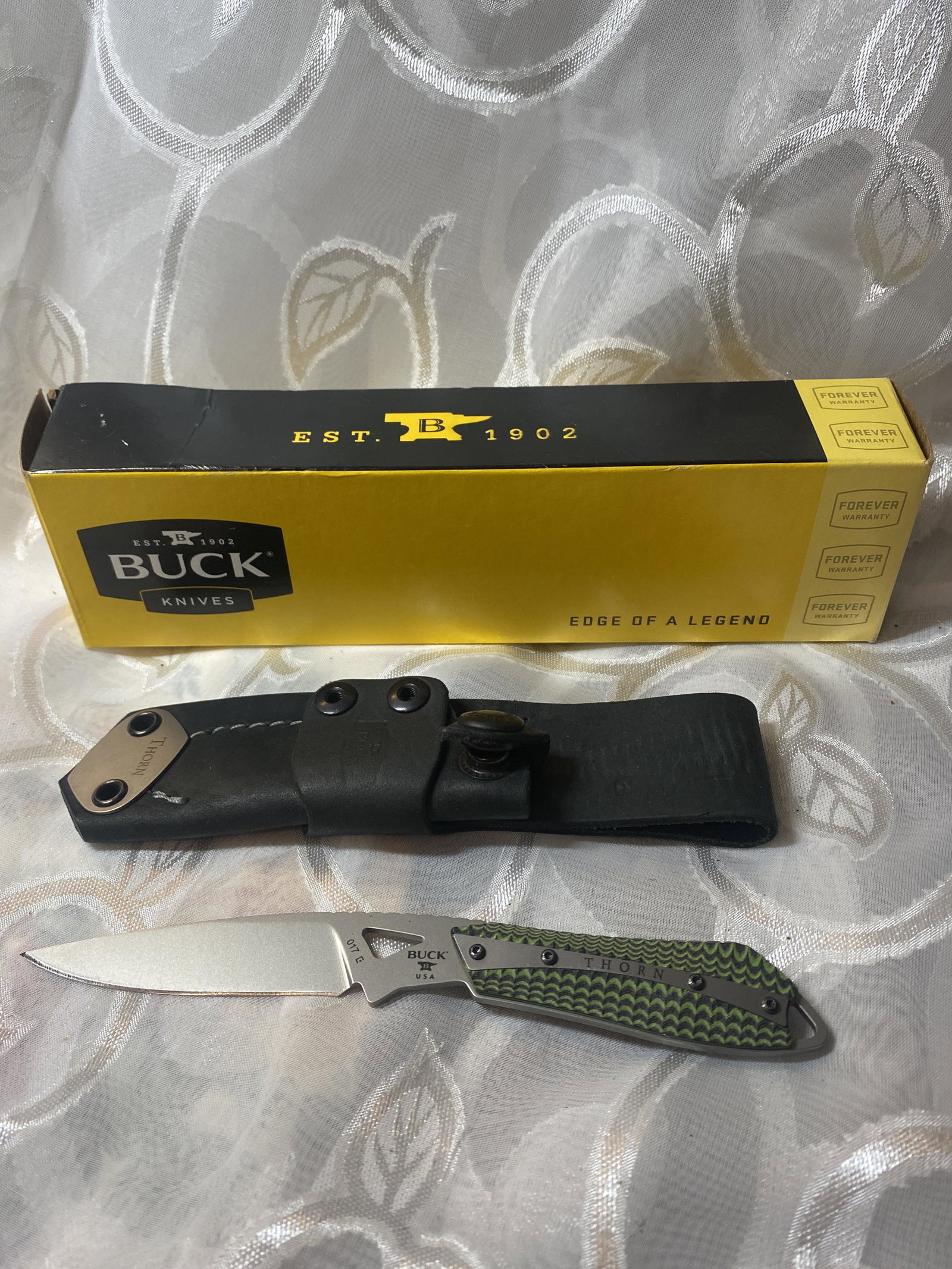 BUCK 017 THORN DAMASCUS CARBON FIBER KNIFE: BUCK 017 THORN DAMASCUS CARBON FIBER KNIFE. THIS IS A BRAND NEW ITEM. THIS IS A LIMITED EDITION KNIFE. COMES WITH THE ORIGINAL BOX AND CASE. PLEASE VIEW ALL DETAILED PICTURES. THIS IS A BEAUTIFUL FIXE