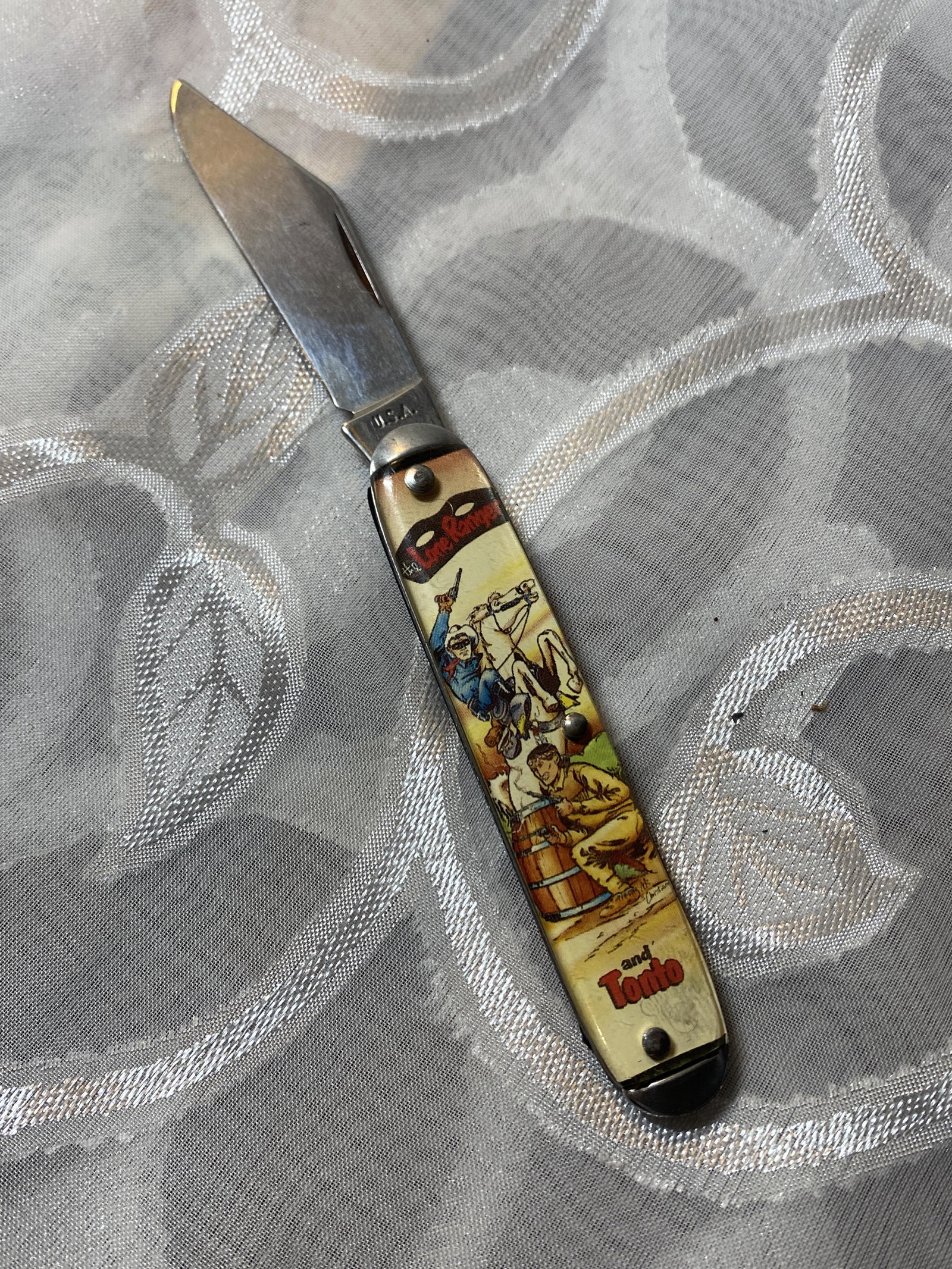 LONE RANGER AND TONTO SCENIC POCKET KNIFE: LONE RANGER AND TONTO SCENIC POCKET KNIFE. IN GOOD OVERALL SHAPE AND CONDITION. A GREAT FIND AND AN EXCELLENT ADDITION TO YOUR COLLECTION.