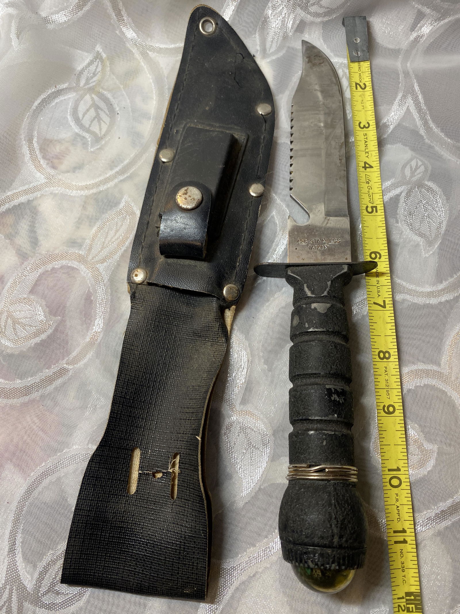 VINTAGE HUNTING KNIFE W/COMPASS: VINTAGE HUNTING KNIFE W/COMPASS. IN GOOD SHAPE AND OVERALL CONDITION. A GREAT FIND AND AN EXCELLENT ADDITION TO YOUR COLLECTION.