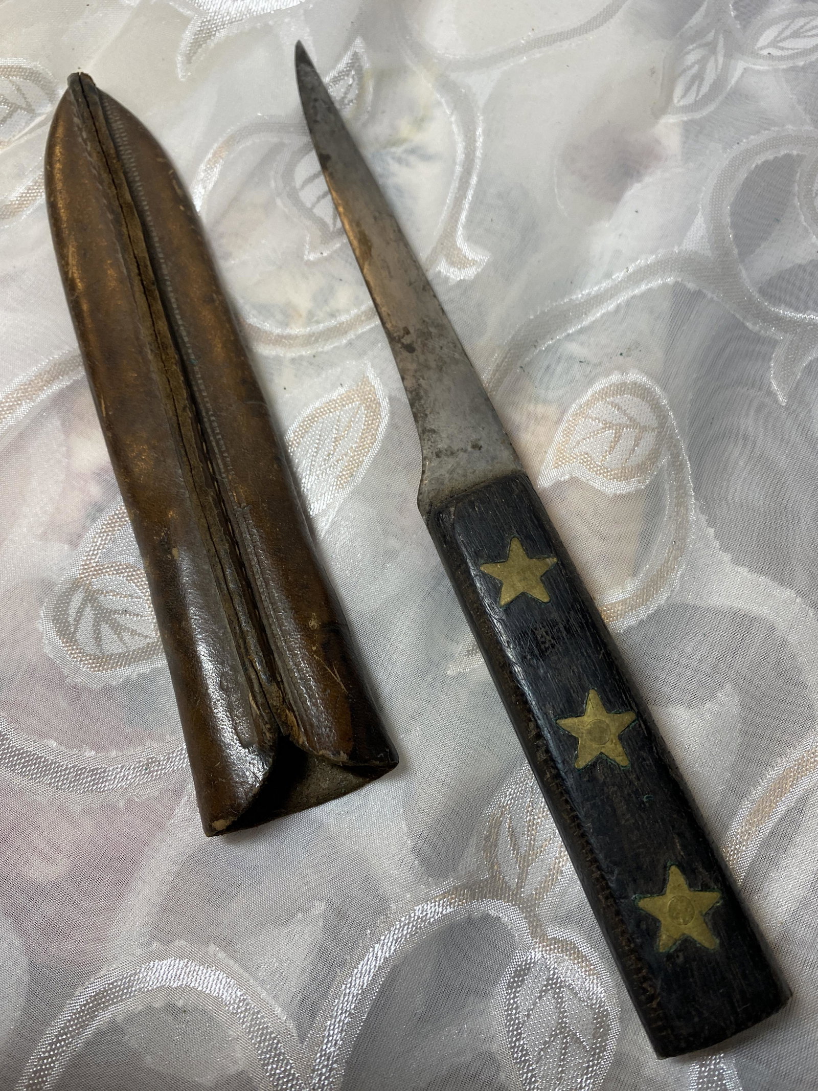 CIVIL WAR CONFEDERATE WARRIORS FIGHTING KNIFE: CIVIL WAR CONFEDERATE WARRIORS FIGHTING KNIFE. IN EXCELLENT SHAPE AND OVERALL CONDITION WITH A BEAUTIFUL OVERALL PATINA. THIS IS A VERY RARE FIGHTING KNIFE. IT IS A VERY RARE FIND AND A VERY SOUGHT AF