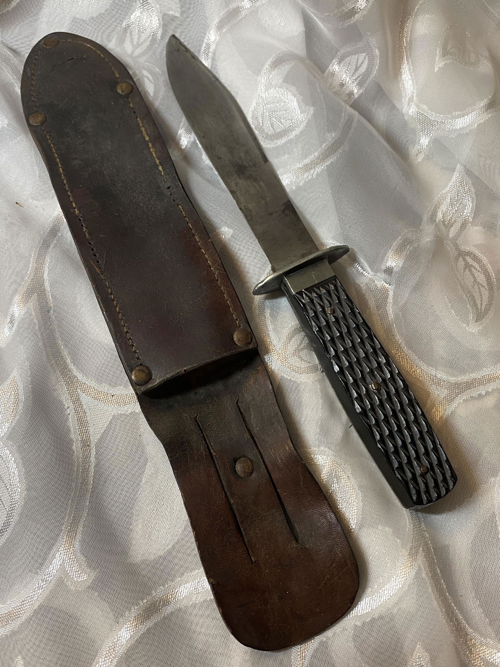 RARE CIVIL WAR EBONY WOOD HANDLE WARRIOR KNIFE: RARE CIVIL WAR EBONY WOOD HANDLE WARRIOR KNIFE. IN GOOD OVERALL SHAPE AND CONDITION WITH A BEAUTIFUL OVERALL PATINA. HAS A GREAT LOOK TO IT WITH AN EXCELLENT OVERALL EYE APPEAL. PLEASE VIEW ALL DETAIL