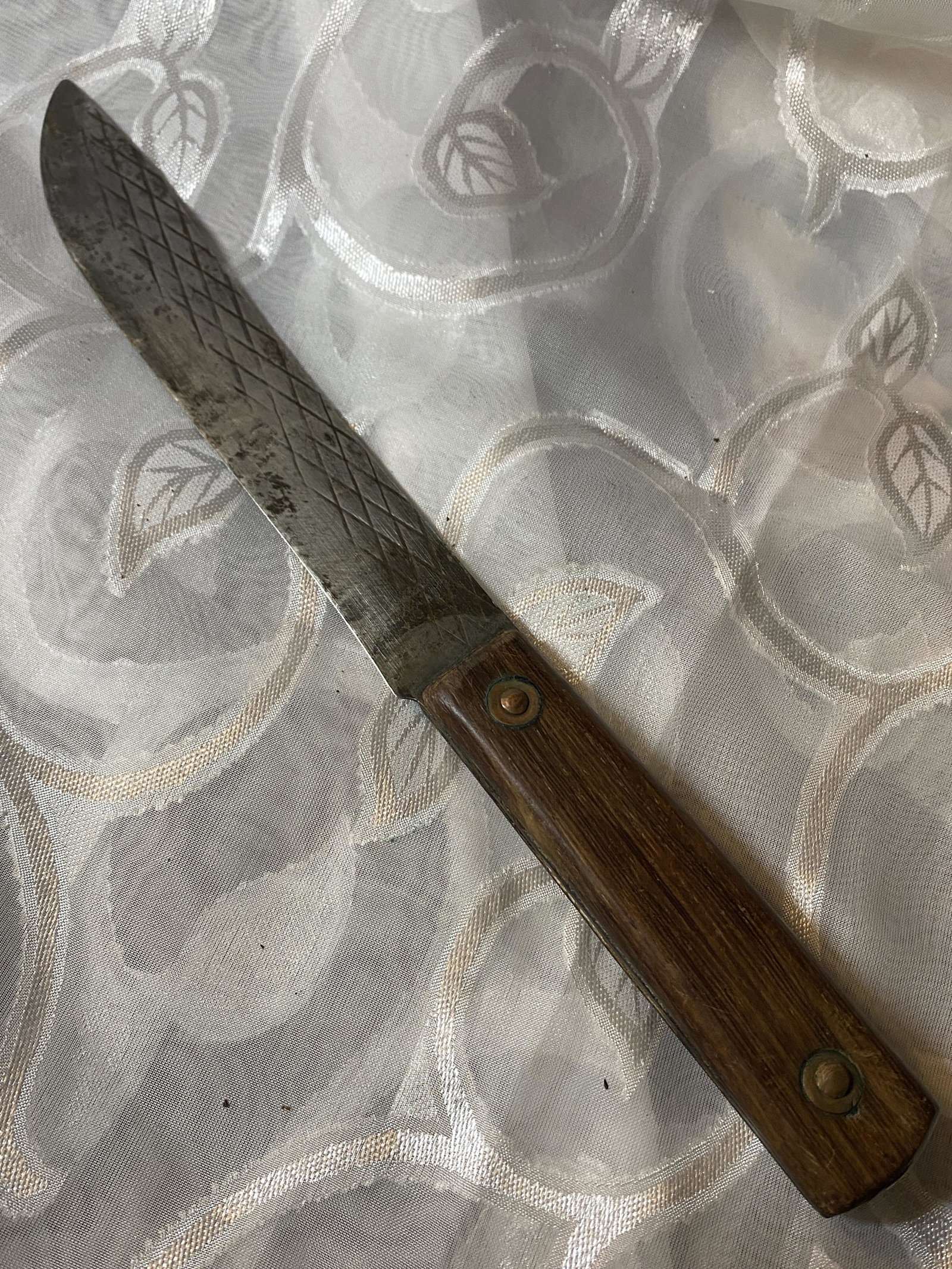 RARE CIVIL WAR CONFEDERATE OFFICERS FIGHTING KNIFE: RARE CIVIL WAR CONFEDERATE OFFICERS FIGHTING KNIFE. VERY WELL HAND MADE KNIFE WITH BEAUTIFUL RIVERTS AND A NICE ETCHED BLADE. A GREAT FIND AND AN EXCELLENT ADDITION TO YOUR COLLECTION. THIS HISTORIC I