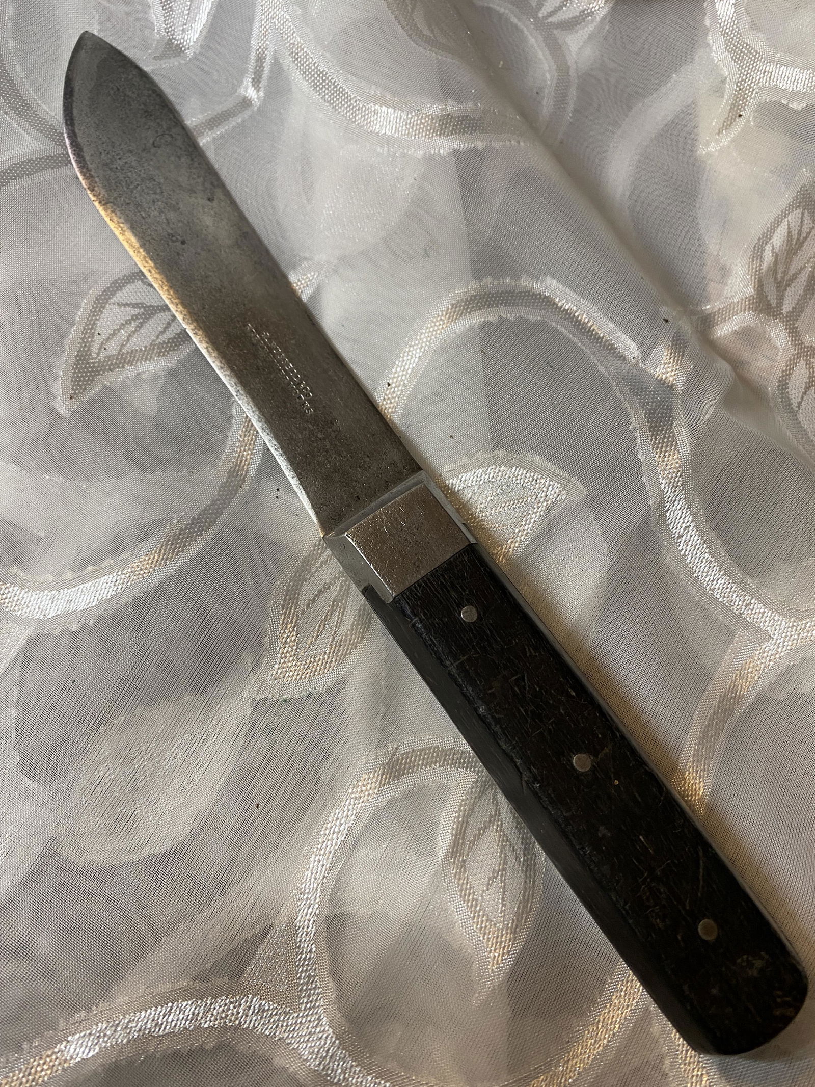 ANTIQUE CIVIL WAR RUSSELL EBONY WOOD HANDLE KNIFE: ANTIQUE CIVIL WAR RUSSELL EBONY WOOD HAND KNIFE. IN GOOD OVERALL SHAPE AND CONDITION WITH A BEAUTIFUL OVERALL PATINA. A GREAT FIND AND AN EXCELLENT ADDITION TO YOUR COLLECTION. THIS HISTORIC ITEM COME