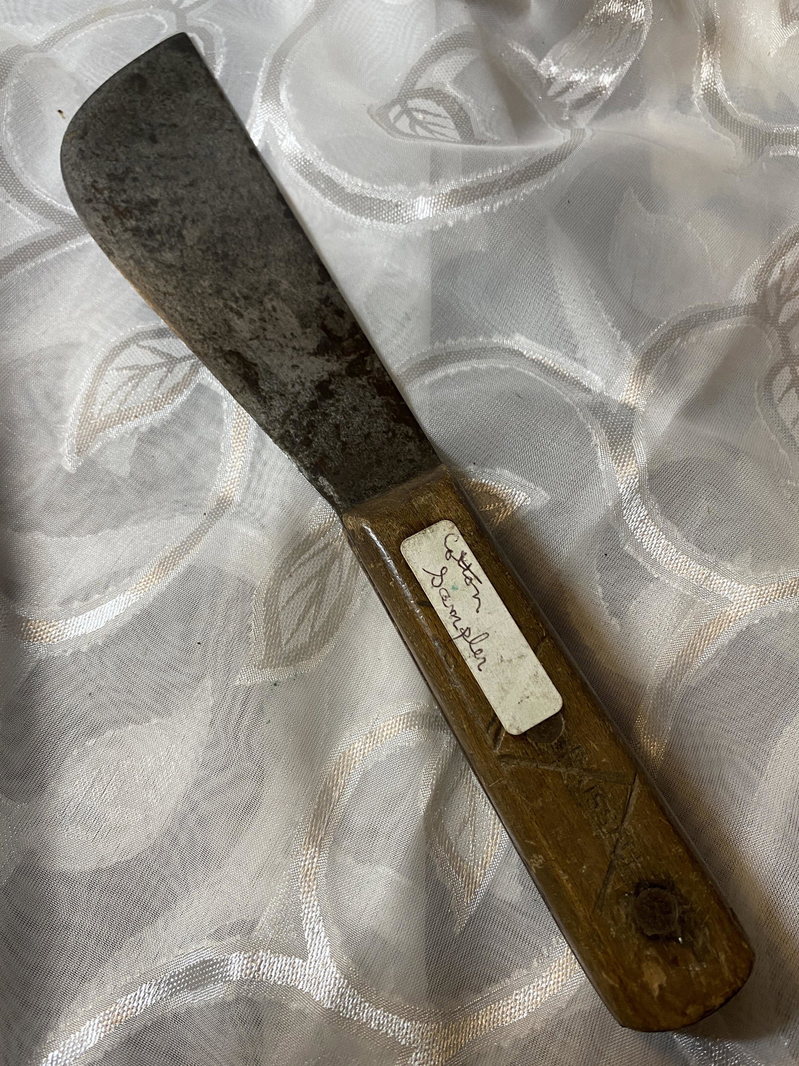 ANTIQUE RUSSELL COTTON SAMPLER KNIFE: ANTIQUE RUSSELL COTTON SAMPLER KNIFE. IN EXCELLENT OVERALL SHAPE AND CONDITION WITH A BEAUTIFUL OVERALL PATINA. THIS HISTORIC ITEM COMES FROM AND WAS DISPLAYED AT THE NINEPIPES MUSEUM MONTANA. MR. KNA