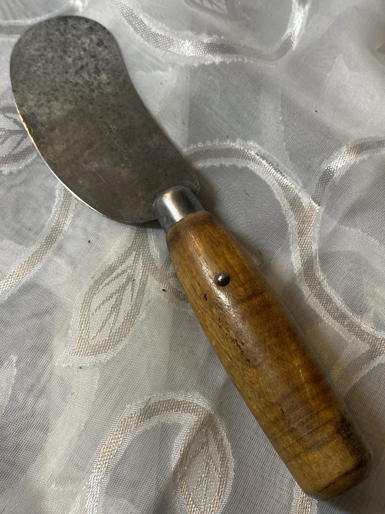 ANTIQUE RUSSELL COTTON SAMPLER KNIFE W/SHEATH: ANTIQUE RUSSELL COTTON SAMPLER KNIFE WITH SHEATH. PLEASE VEIW ALL DETAILED PICTURES. A GREAT FIND AND AN EXCELLENT ADDITION TO YOUR COLLECTION. THIS HISTORIC ITEM COMES FROM AND WAS DISPLAYED AT THE N
