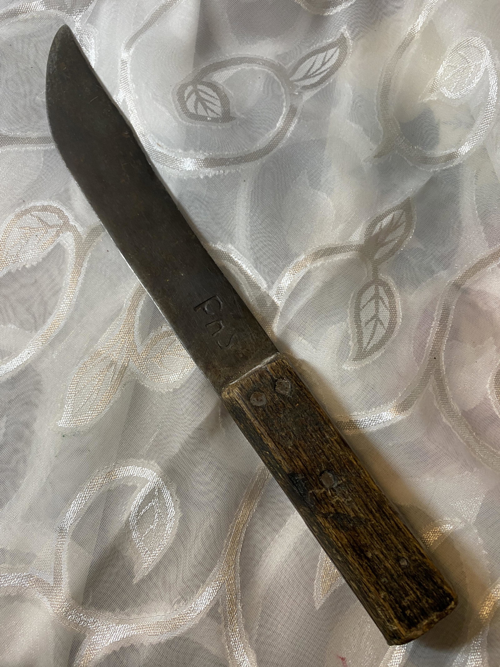 ID'D CIVIL WAR CONFEDERATE OFFICERS FIGHTING/BOWIE: RARE CIVIL WAR ID'D CONFEDERATE OFFICERS FIGHTING/BOWIE KNIFE. IN GOOD OVERALL SHAPE AND CONDITION. KNFIE IS ALL HAND MADE. HAS THE WARRIORS INITIALS ON THE BALDE - PLEASE VIEW PICTURES. A GREAT FIND 