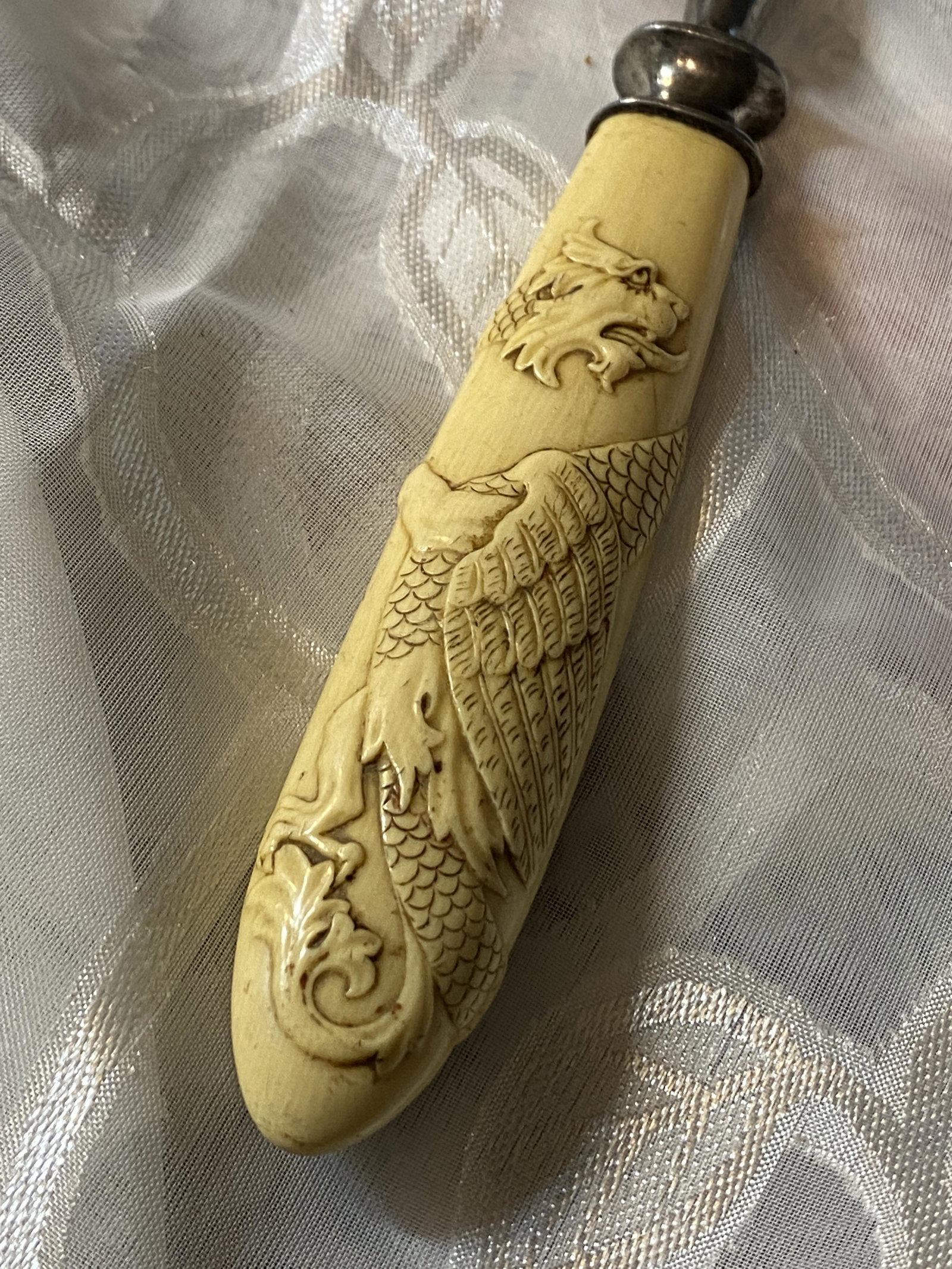 ANTIQUE 1800'S SCRIMSHAW BONE HANDLE KNIFE SHARPENER: ANTIQUE 1800'S SCRIMSHAW BONE HANDLE KNIFE SHARPENER. IN EXCELLENT OVERALL SHAPE AND CONDITION. THE HANDLE HAS A BEAUTIFUL ENGRAVING OF A FLYING DRAGON. VERY GOOD SHAPE AND COLLECTIBLE CONDITION. PLEA