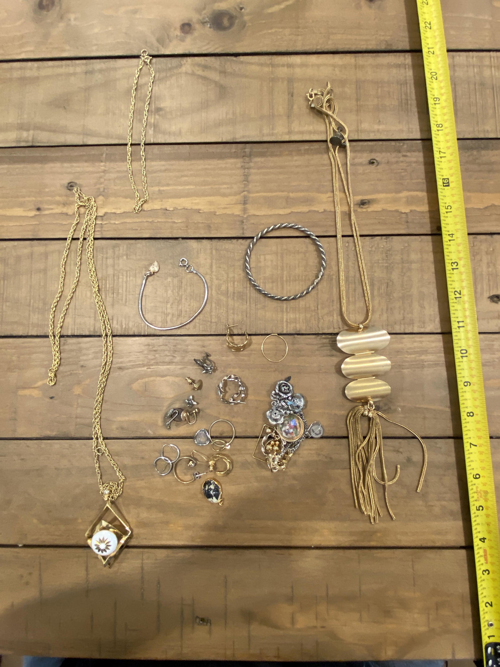 HIGH GRADE COLLECTIBLE LOT OF GOLD/SILVER JEWELRY: HIGH GRADE COLLECTIBLE LOT OF GOLD/SILVER JEWELRY. PLEASE VIEW ALL DETAILED PICTURES. A GREAT FIND AND AN EXCELLENT ADDITION TO YOUR COLLECTION.