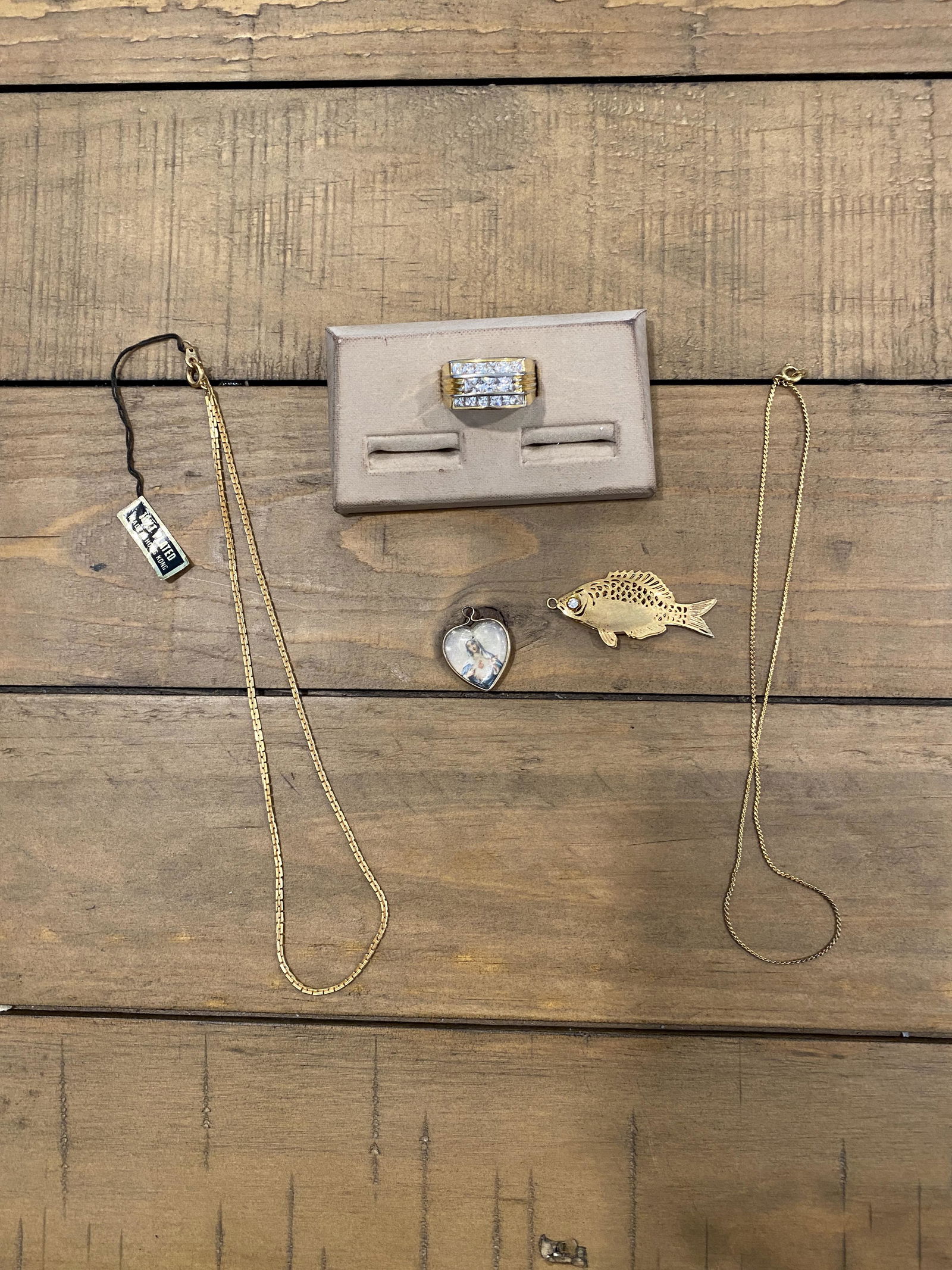 HIGH GRADE COLLECTIBLE LOT OF GOLD/SILVER JEWELRY: HIGH GRADE COLLECTIBLE LOT OF GOLD/SILVER JEWELRY. PLEASE VIEW ALL DETAILED PICTURES. A GREAT FIND AND AN EXCELLENT ADDITION TO YOUR COLLECTION.